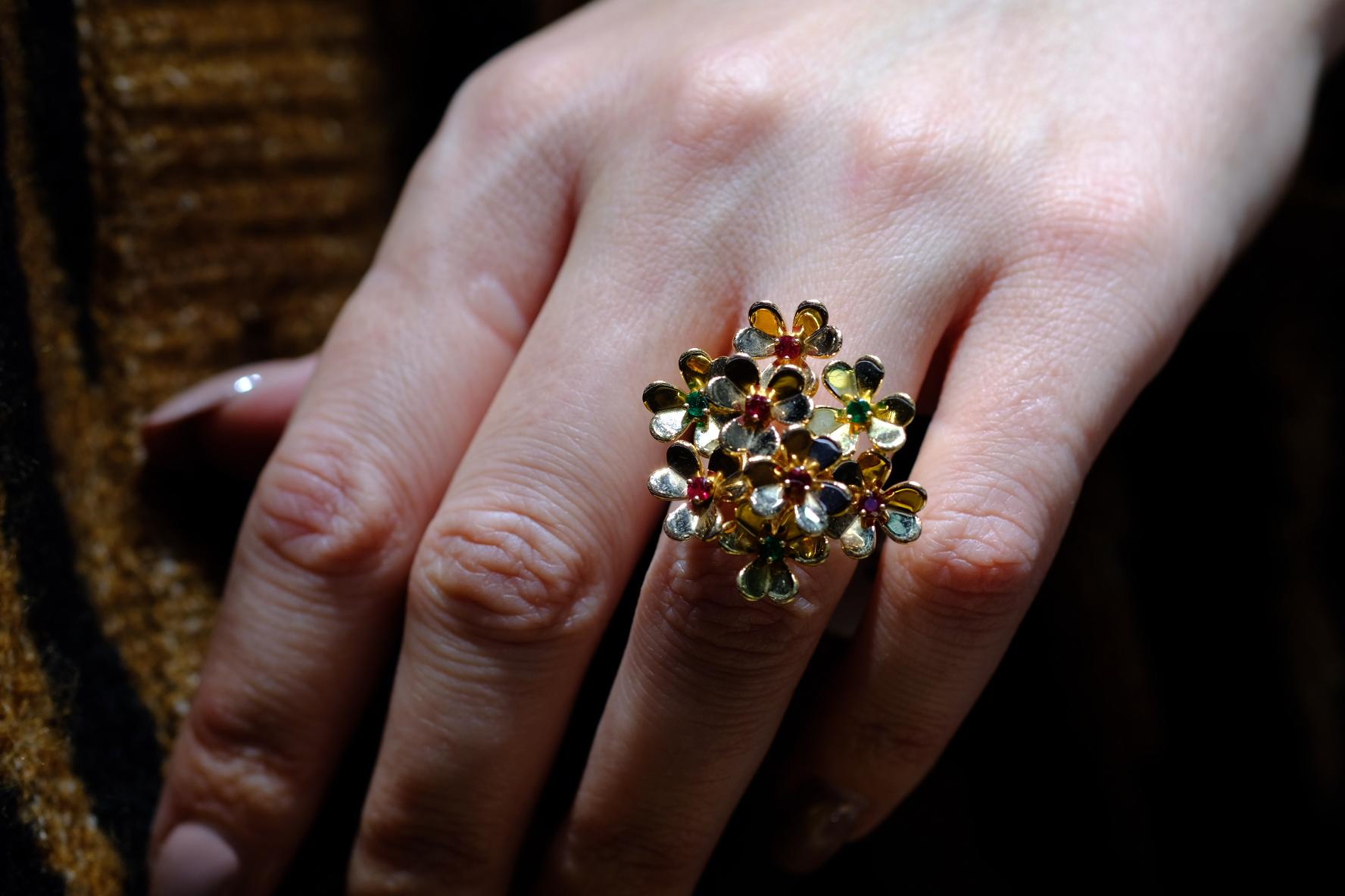 Van Cleef & Arpels 18K Yellow Gold Frivole Gemstone Ring For Sale 3