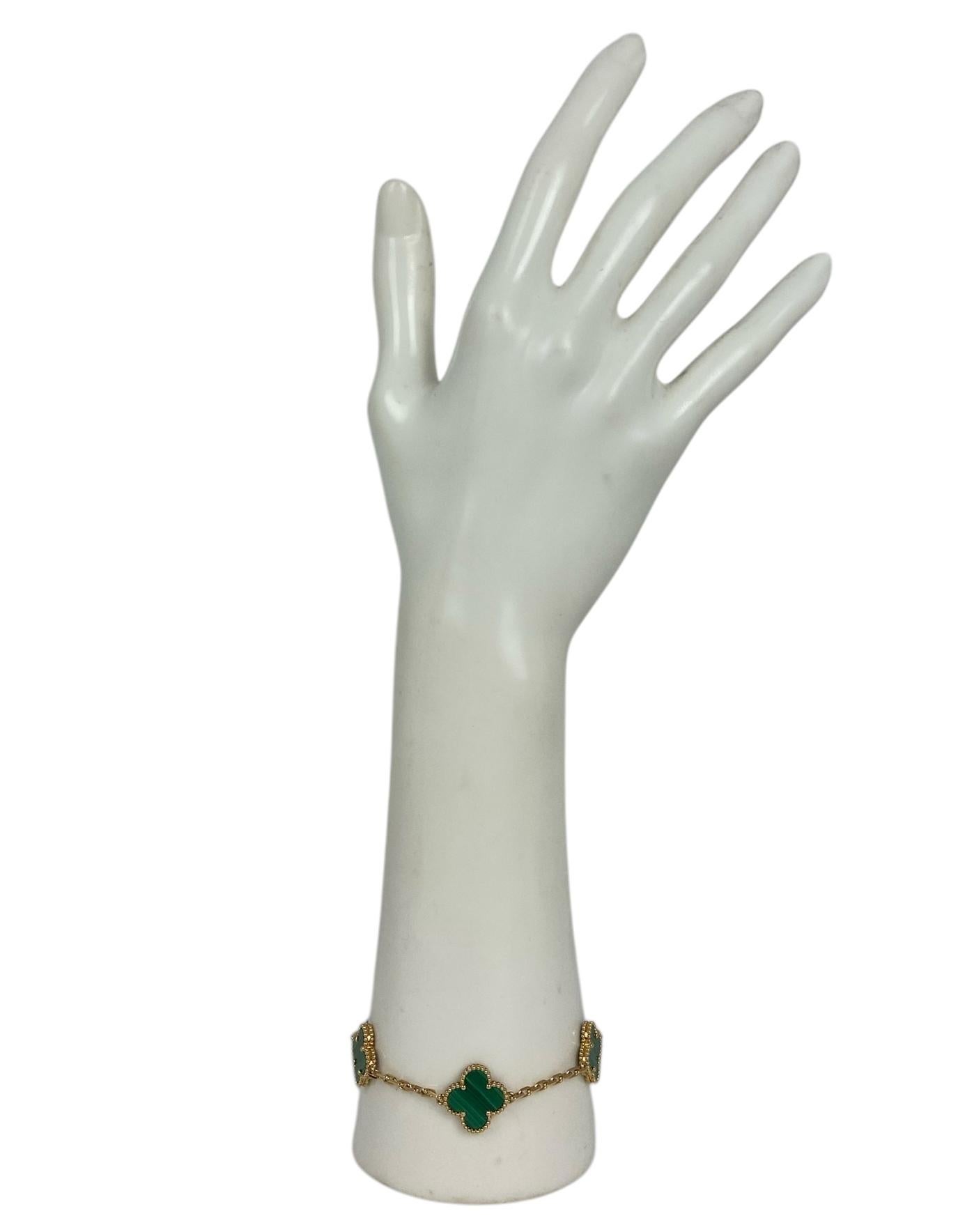 Van Cleef & Arpels 18 Karat Gelbgold/Grün Malachit Vintage Alhambra-Armband

Hergestellt in: Frankreich
Datum der Herstellung: 2022
MATERIALIEN: Grüner Malachit und 18k Gelbgold
Punzierungen: VCA Au750, Seriennummer
Verschluss/Öffnung: