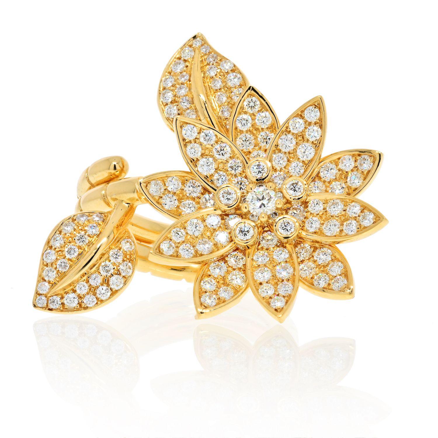 Van Cleef & Arpels: 18 Karat Gelbgold Lotusring zwischen den Fingern (Moderne)