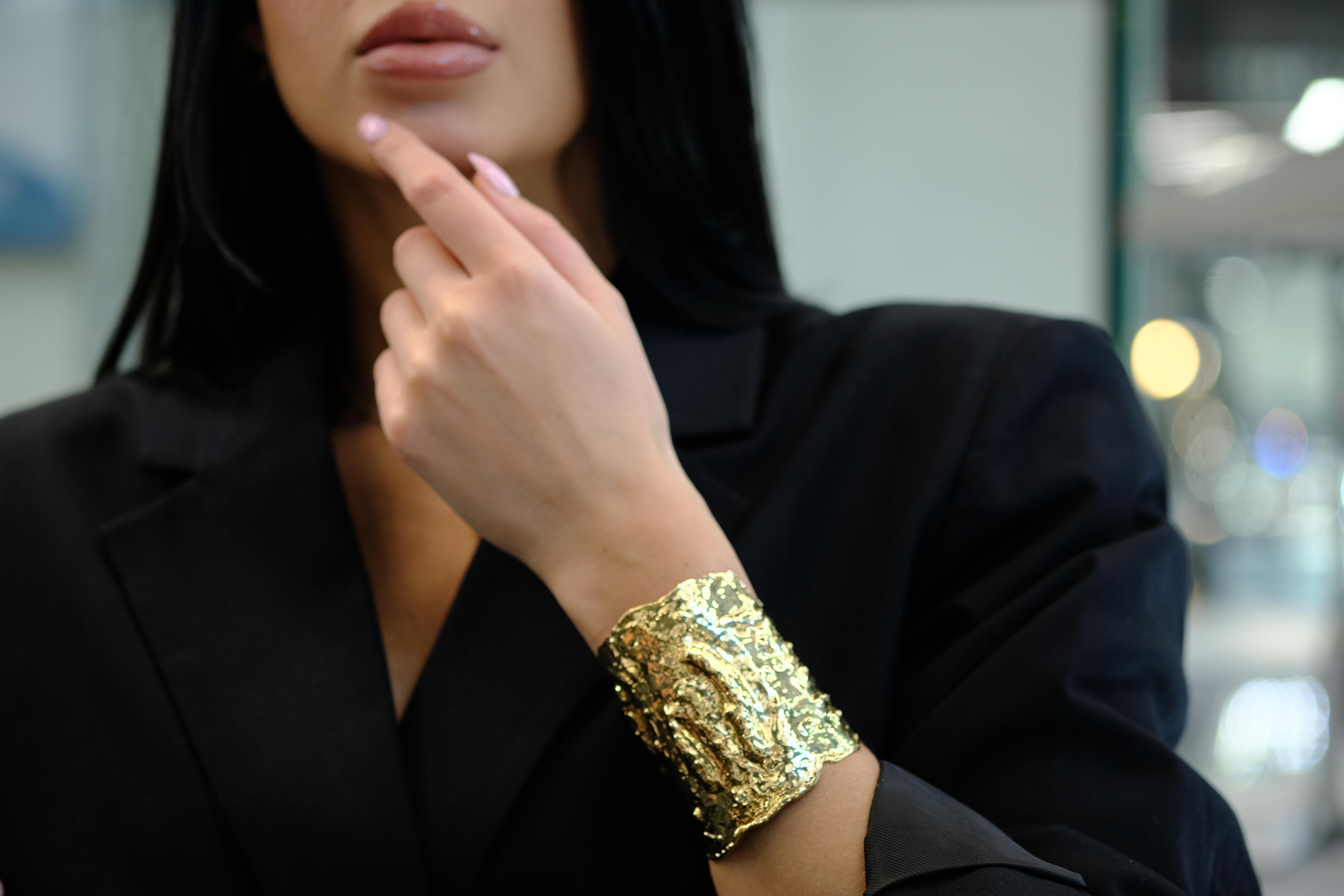 Van Cleef & Arpels Manchette Hammer en or jaune 18K en vente 6