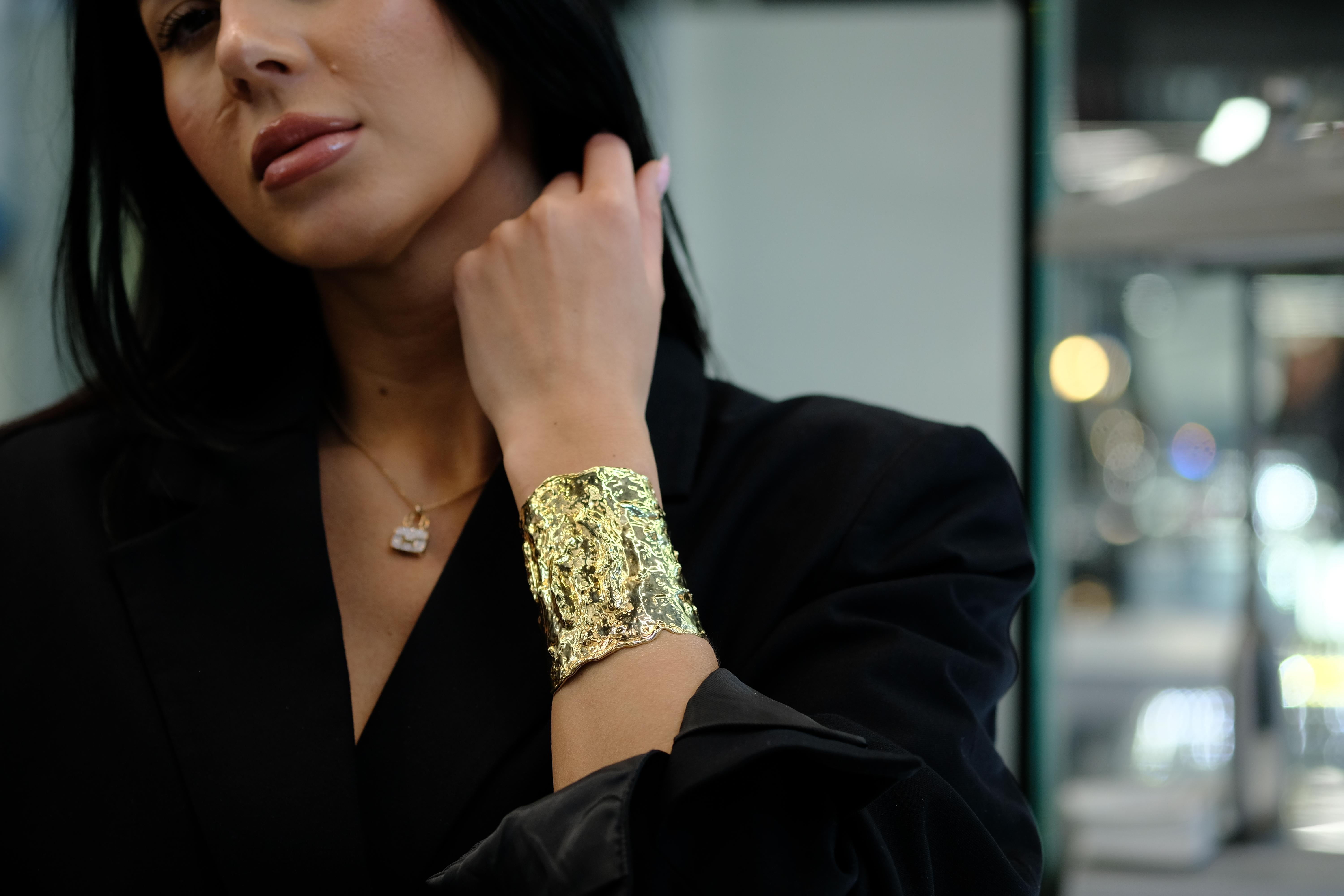 Van Cleef & Arpels Manchette Hammer en or jaune 18K en vente 7