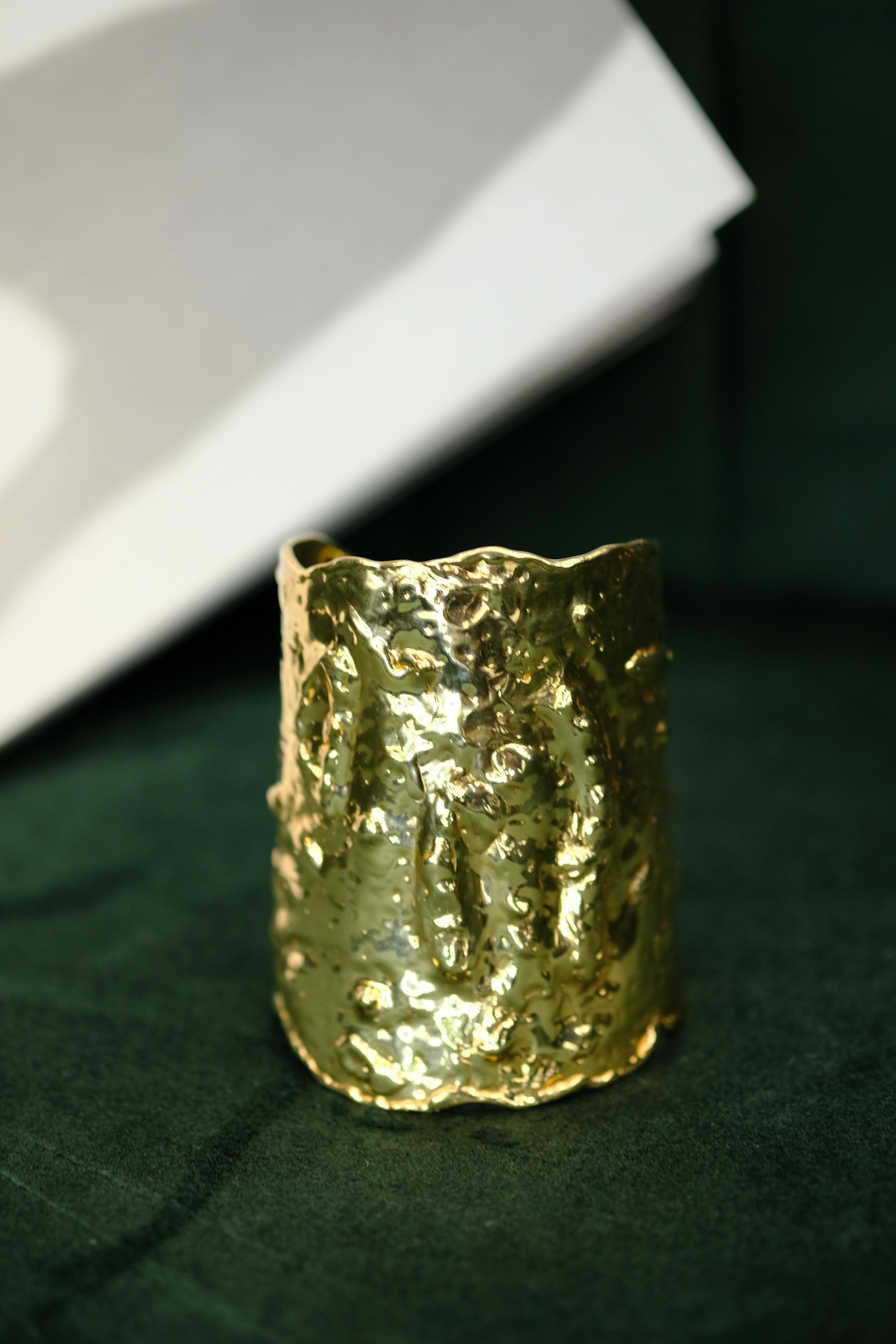 Van Cleef & Arpels Manchette Hammer en or jaune 18K en vente 11