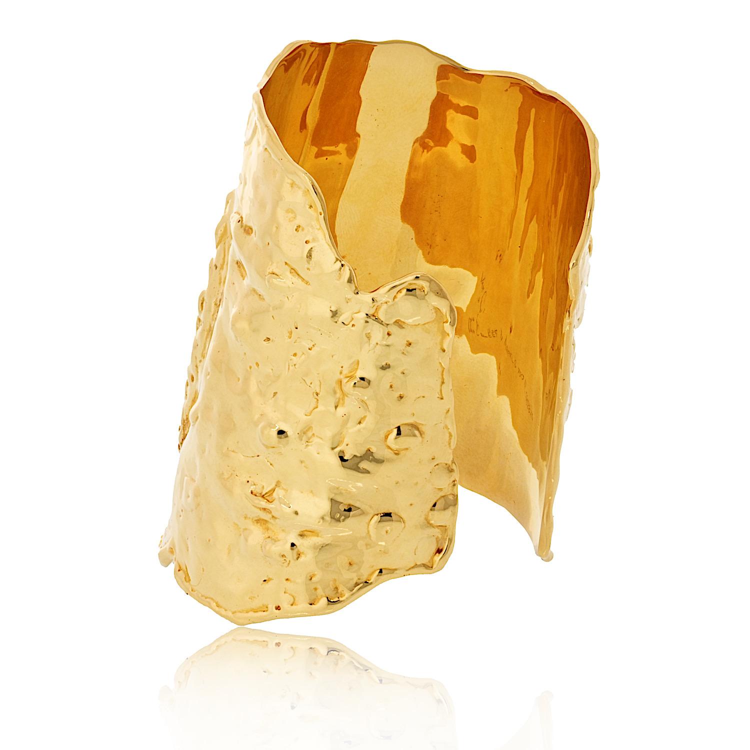 Modern Van Cleef & Arpels 18K Yellow Gold Manchette Hammered Cuff Bracelet For Sale