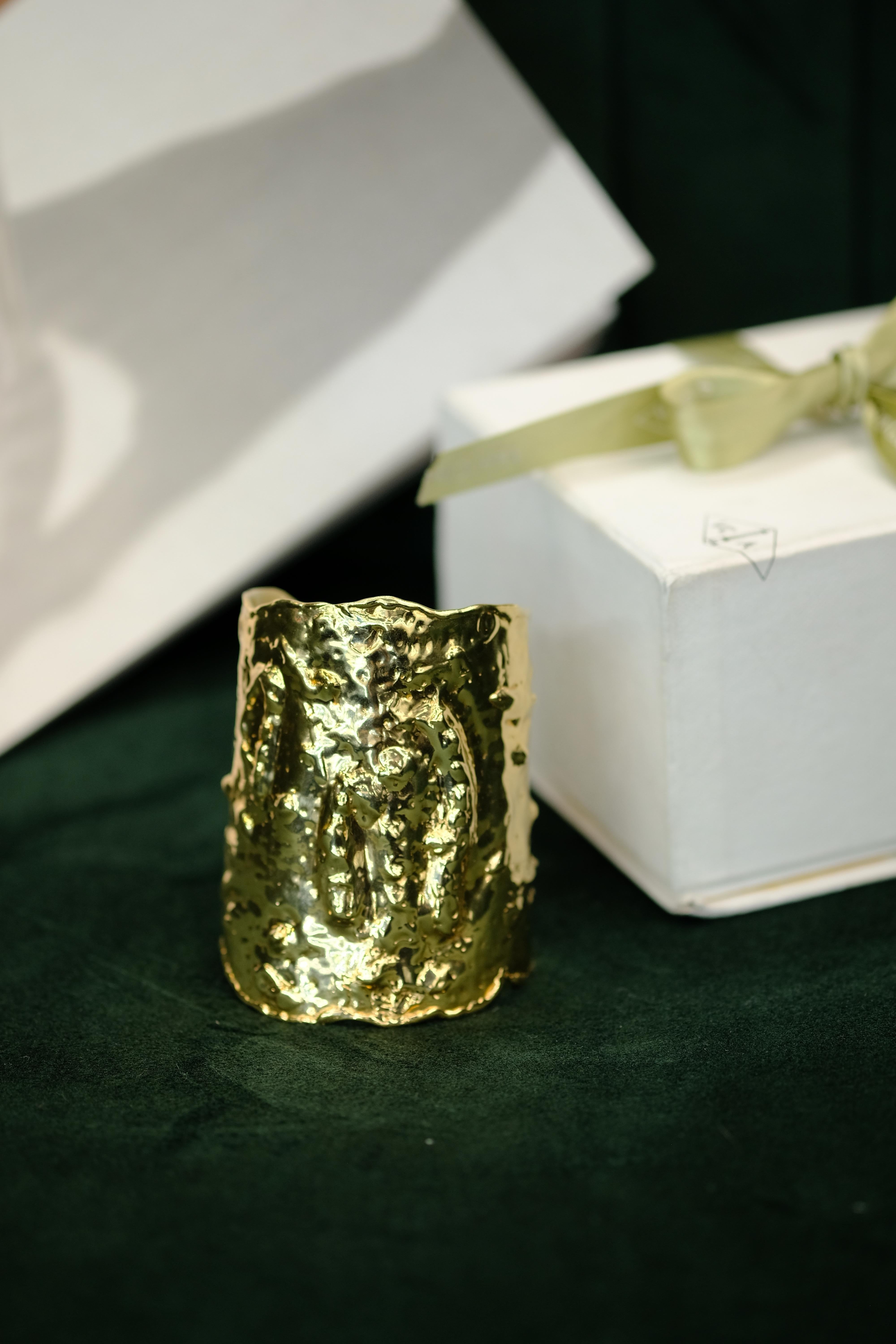 Van Cleef & Arpels 18K Yellow Gold Manchette Hammered Cuff Bracelet For Sale 1