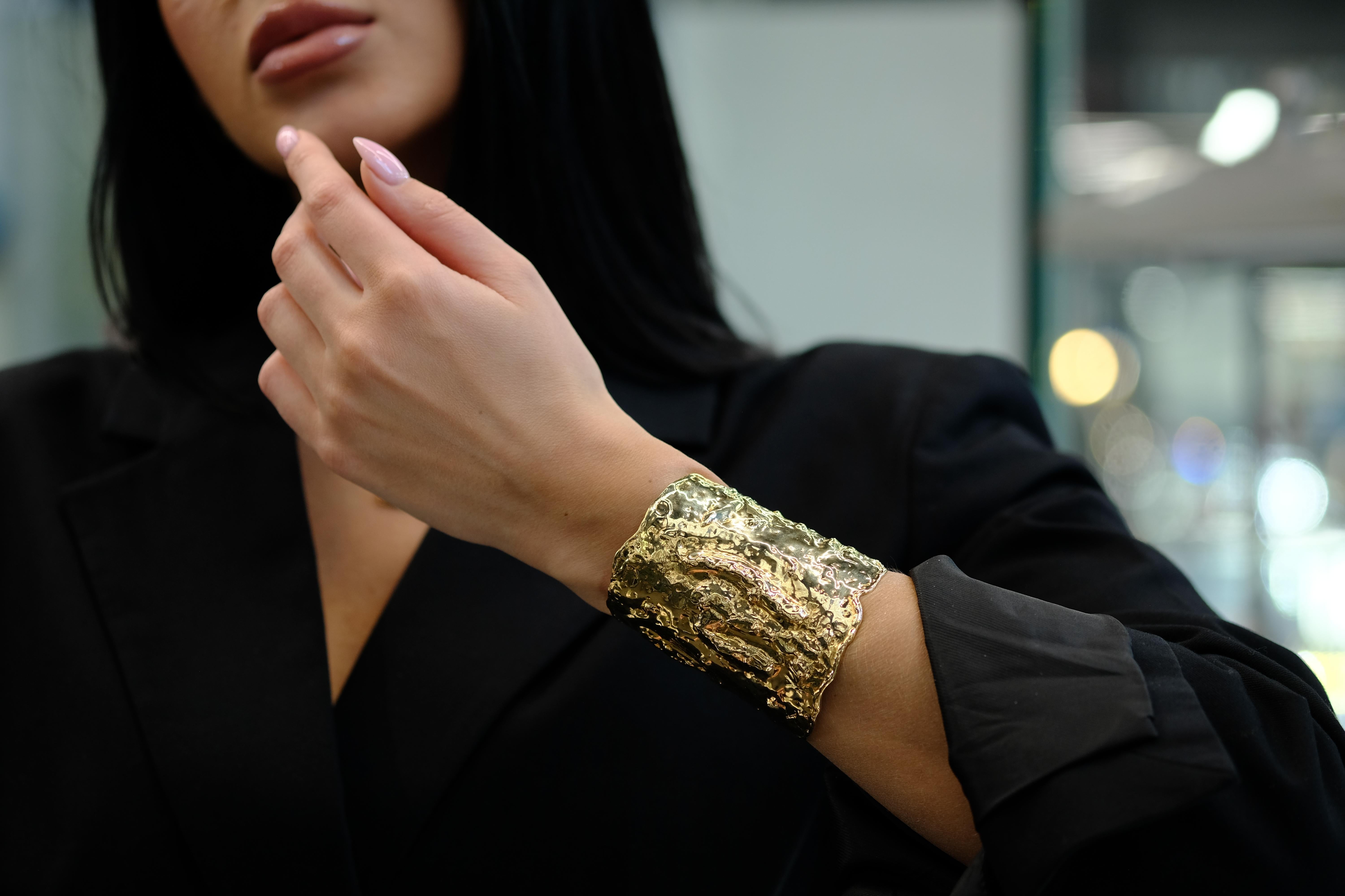 Van Cleef & Arpels 18K Yellow Gold Manchette Hammered Cuff Bracelet For Sale 2