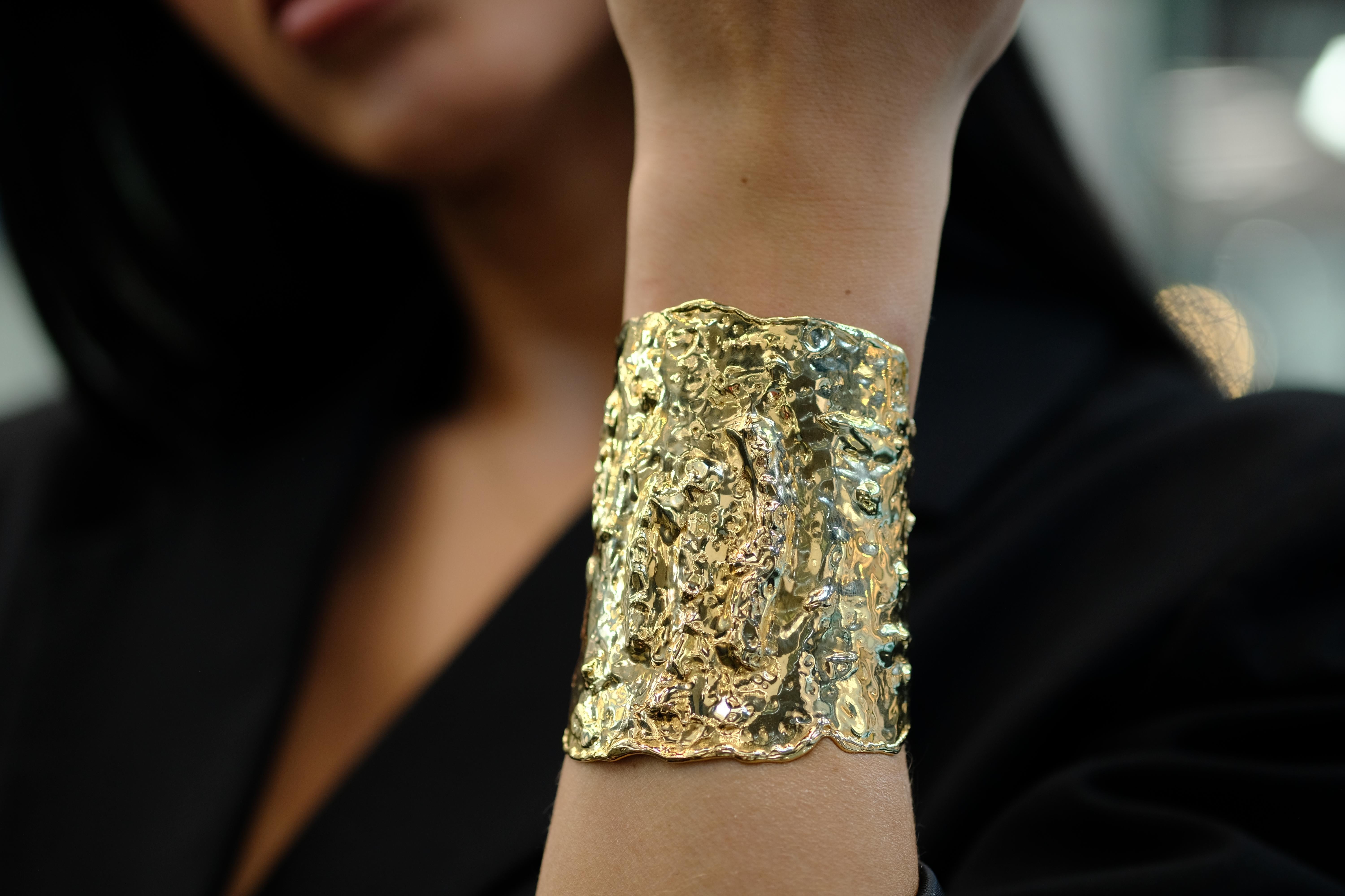 Van Cleef & Arpels 18K Yellow Gold Manchette Hammered Cuff Bracelet For Sale 3