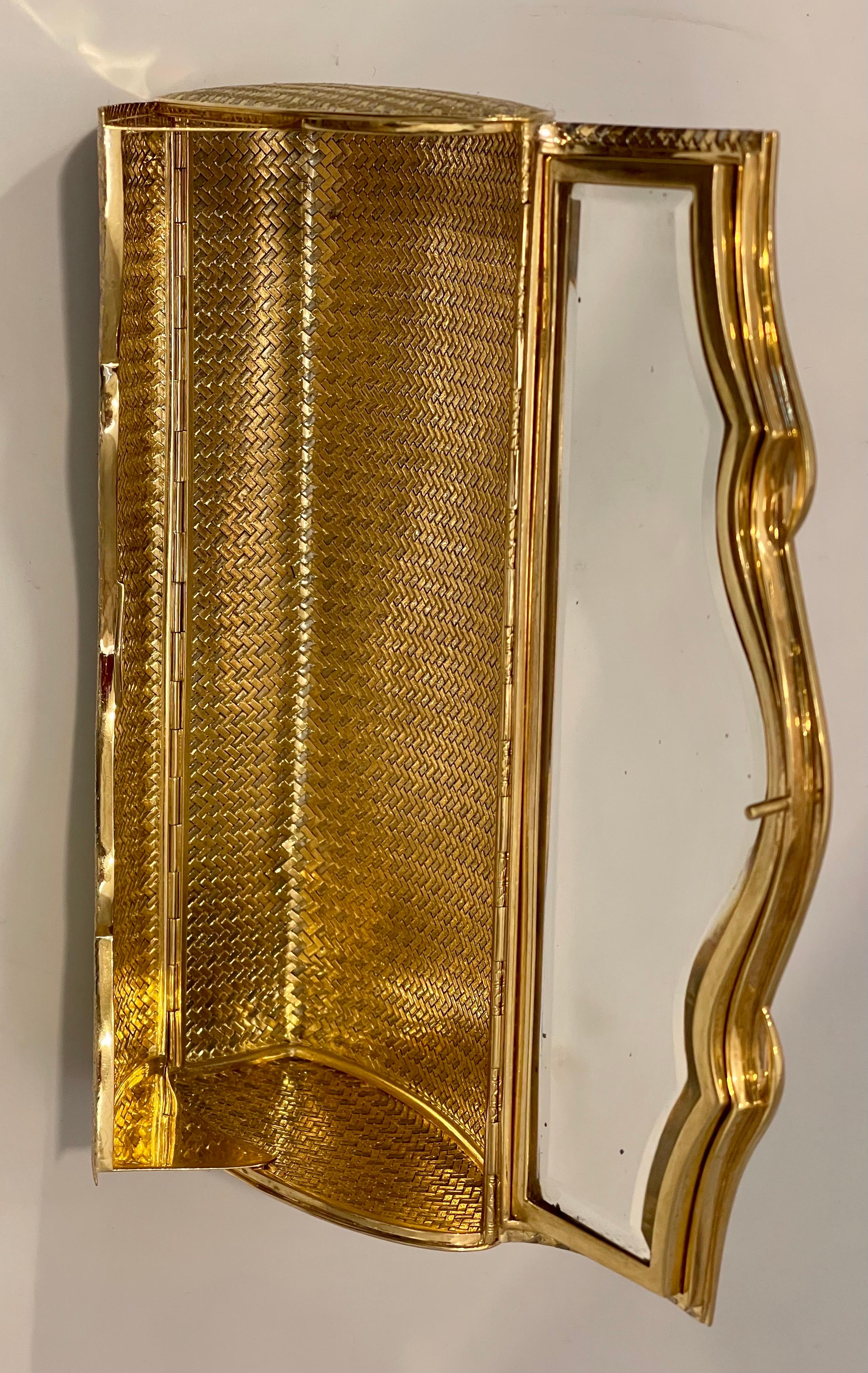 Van Cleef & Arpels 18K Yellow Gold Mesh Clutch Handbag with Mirror Inside, Rare For Sale 2