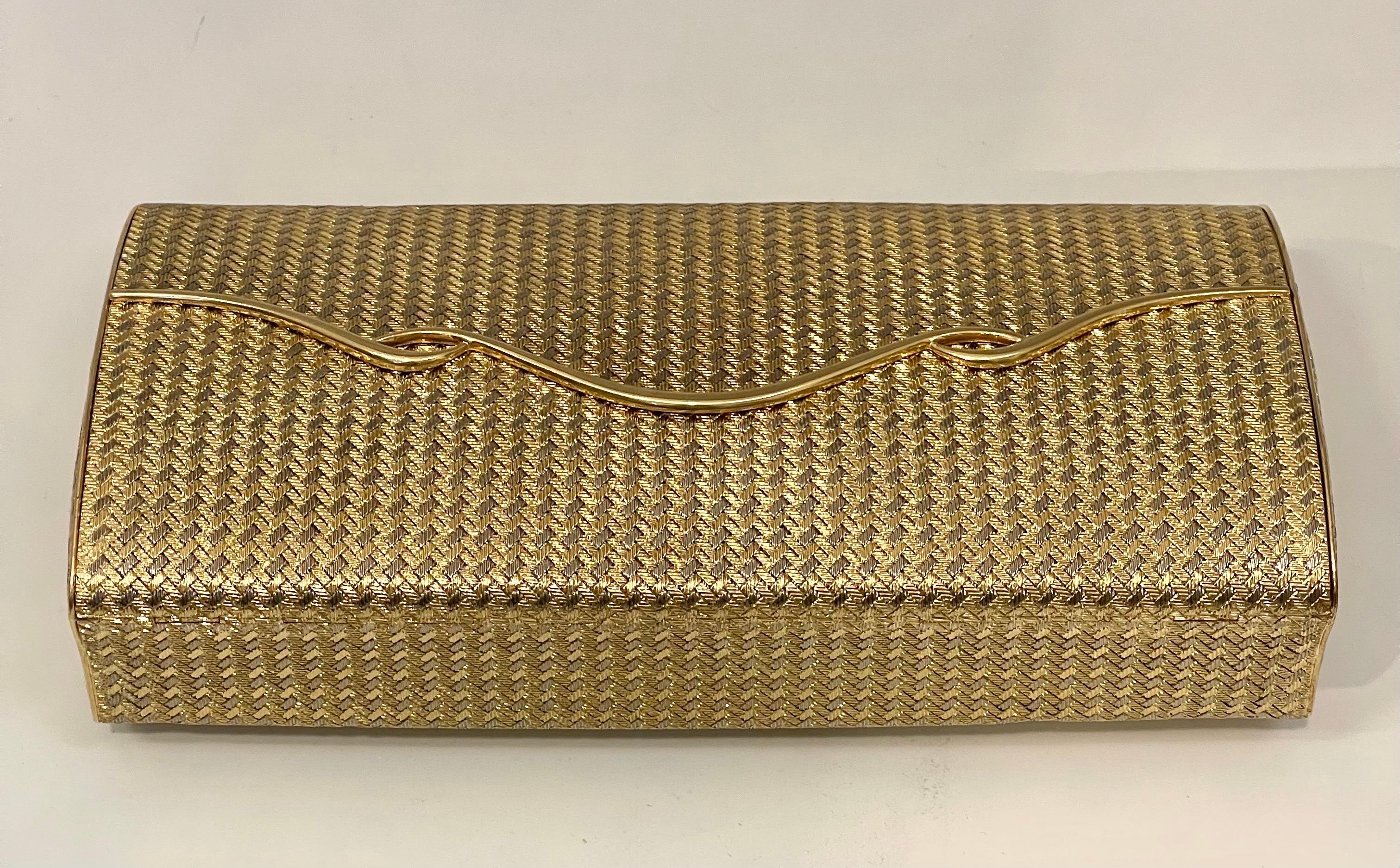Van Cleef & Arpels 18K Yellow Gold Mesh Clutch Handbag with Mirror Inside, Rare For Sale 3