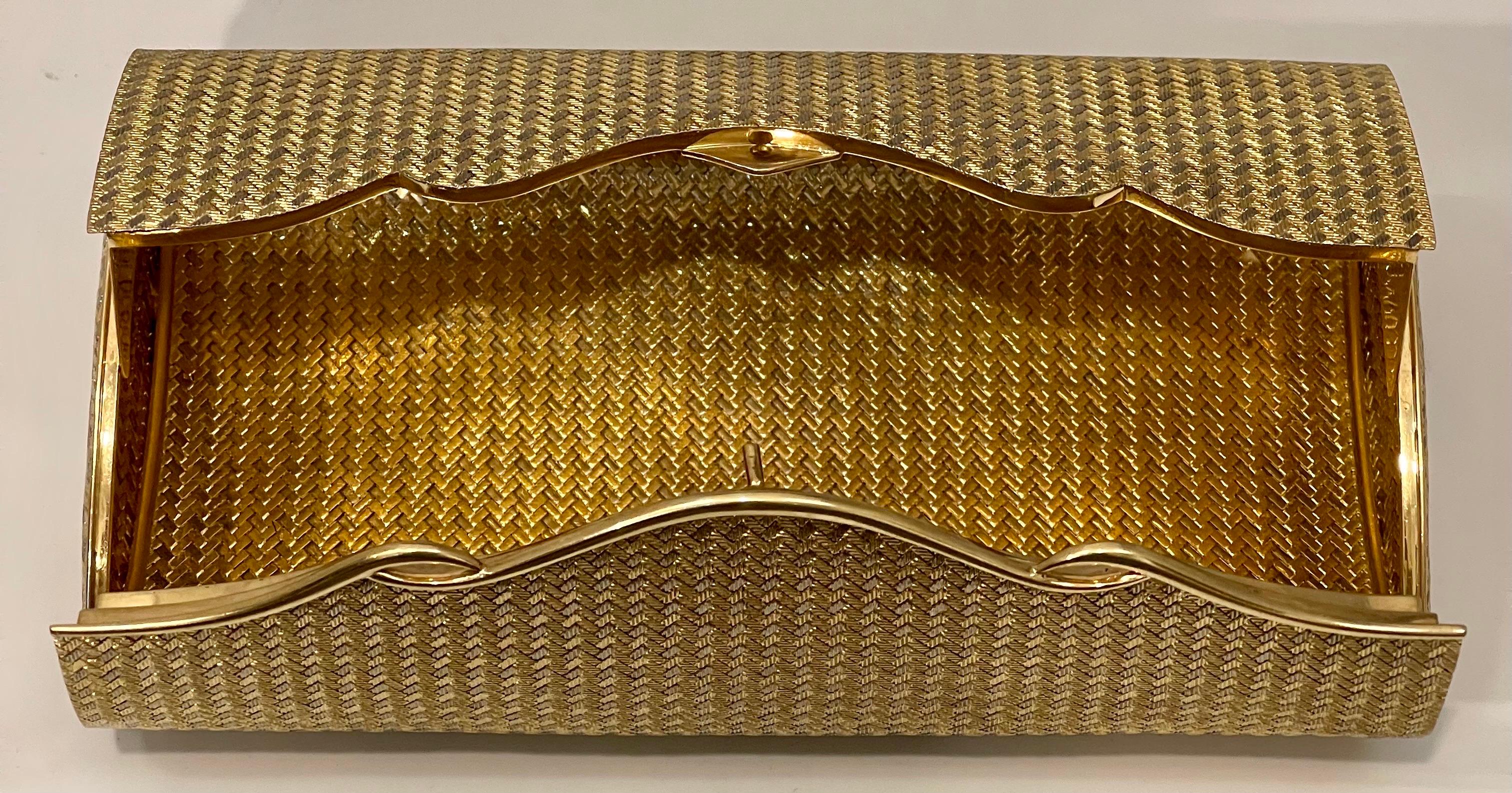 Art Deco Van Cleef & Arpels 18K Yellow Gold Mesh Clutch Handbag with Mirror Inside, Rare For Sale