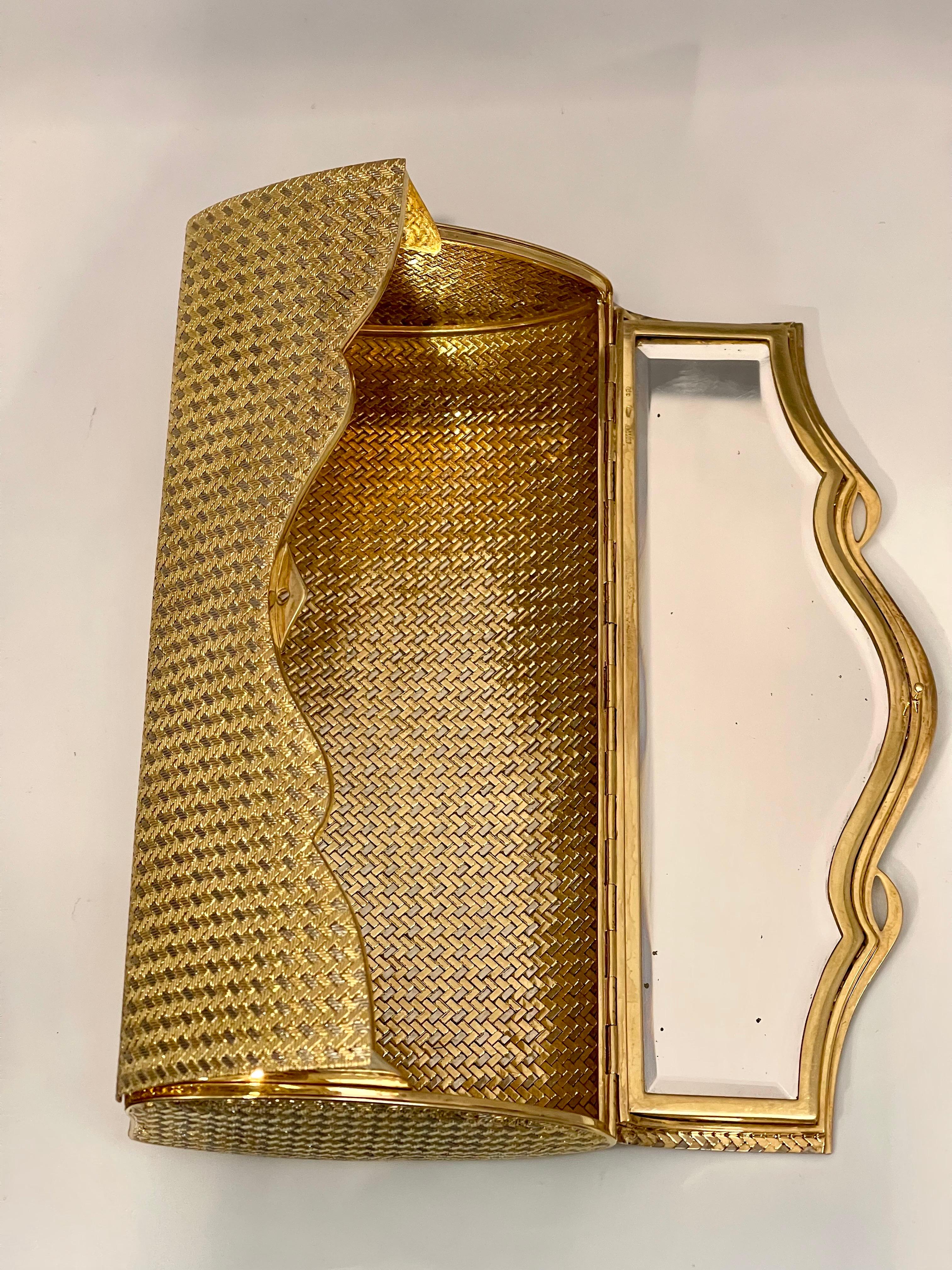 Van Cleef & Arpels 18K Yellow Gold Mesh Clutch Handbag with Mirror Inside, Rare In Excellent Condition For Sale In New York, NY