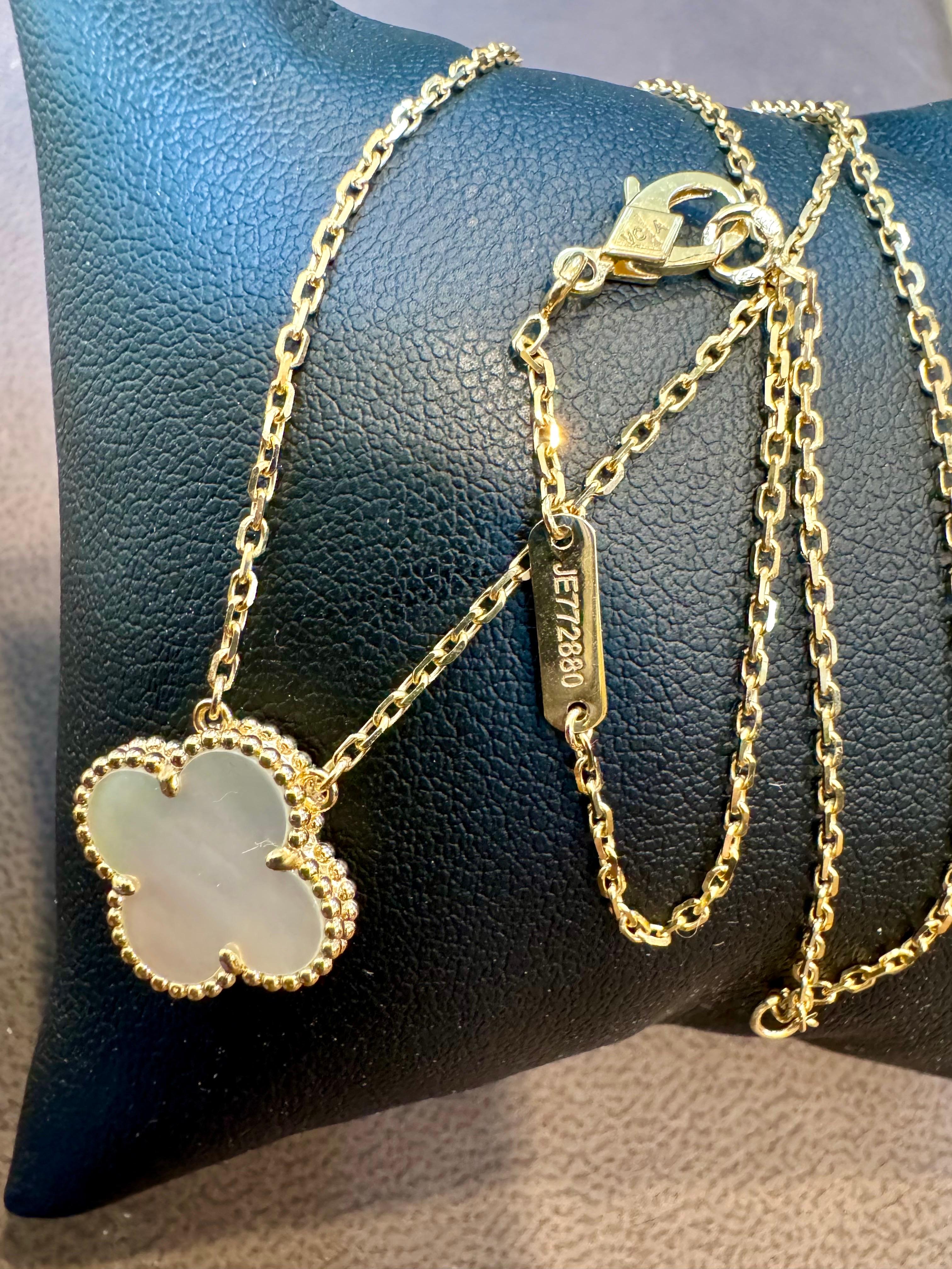 VAN CLEEF & ARPELS 18k Yellow Gold Mother of Pearl  Vintage Alhambra Pendant In Excellent Condition In New York, NY