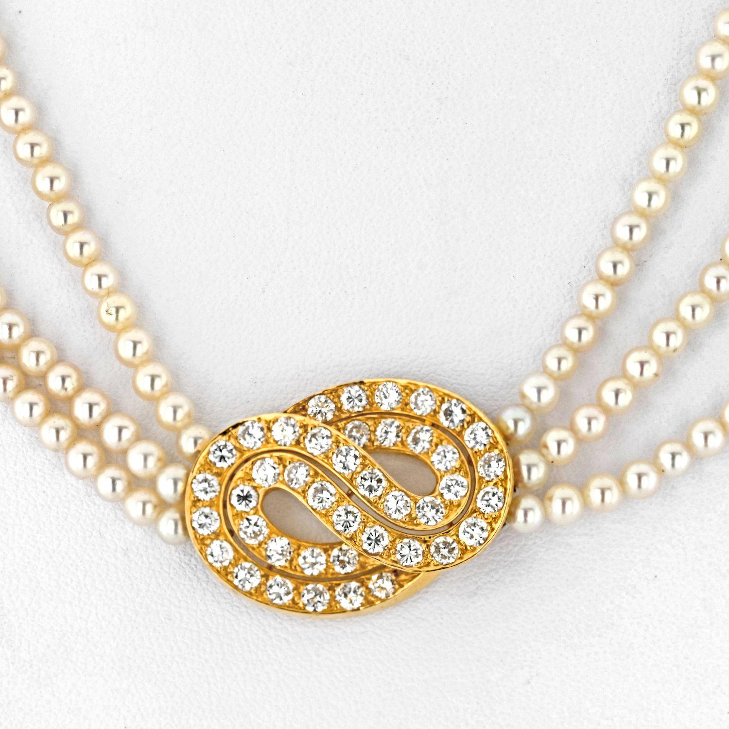 Die Van Cleef & Arpels 18K Gelbgold Multistrand Perlen-Diamanten-Halskette ist ein exquisites Schmuckstück, das Raffinesse und Eleganz ausstrahlt. Diese zarte Halskette besteht aus mehreren Strängen glänzender Perlen, die sorgfältig zu einem