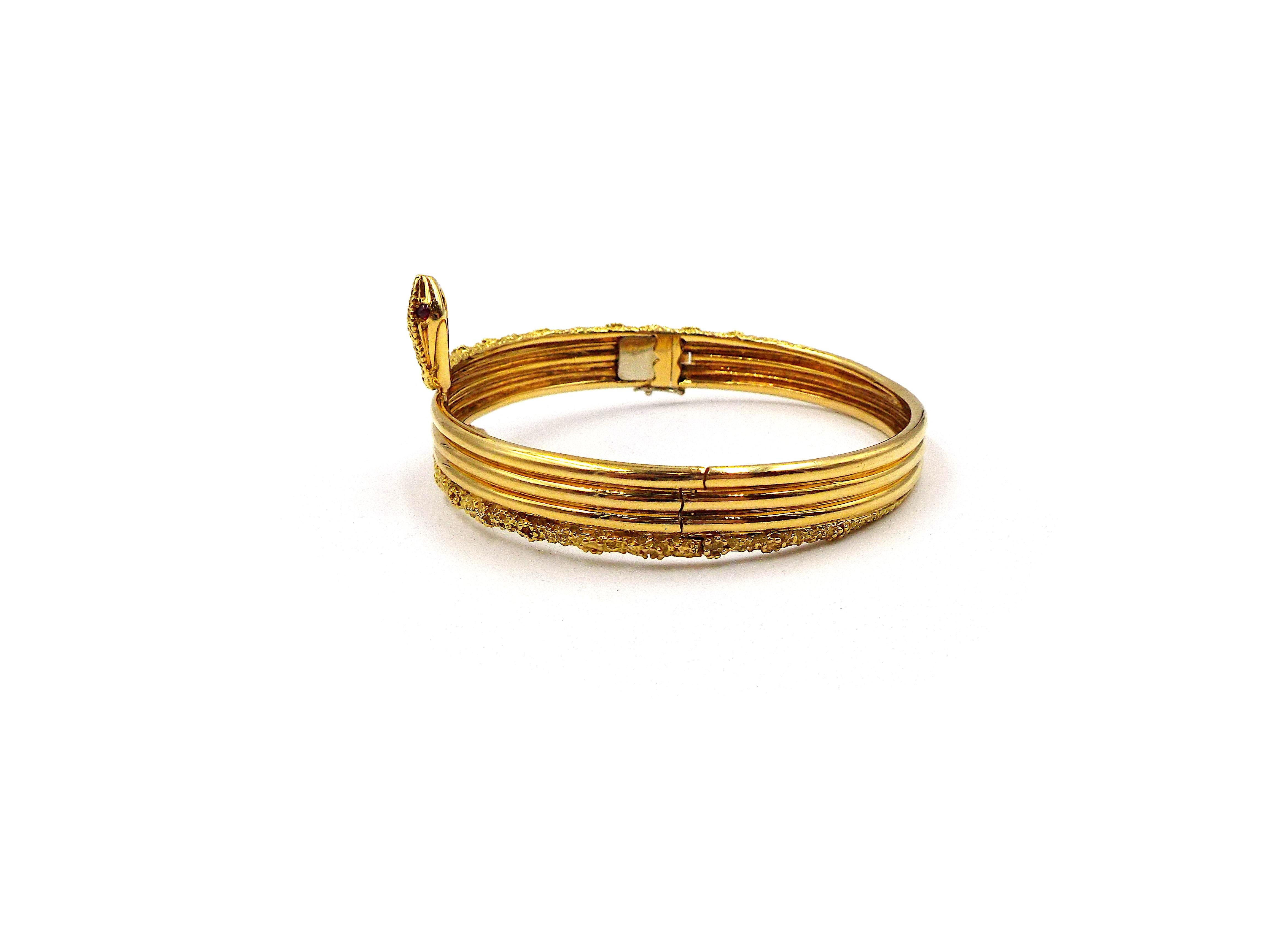 Van Cleef & Arpels Bracelet serpent en or jaune 18 carats et rubis, français Bon état - En vente à New York, NY