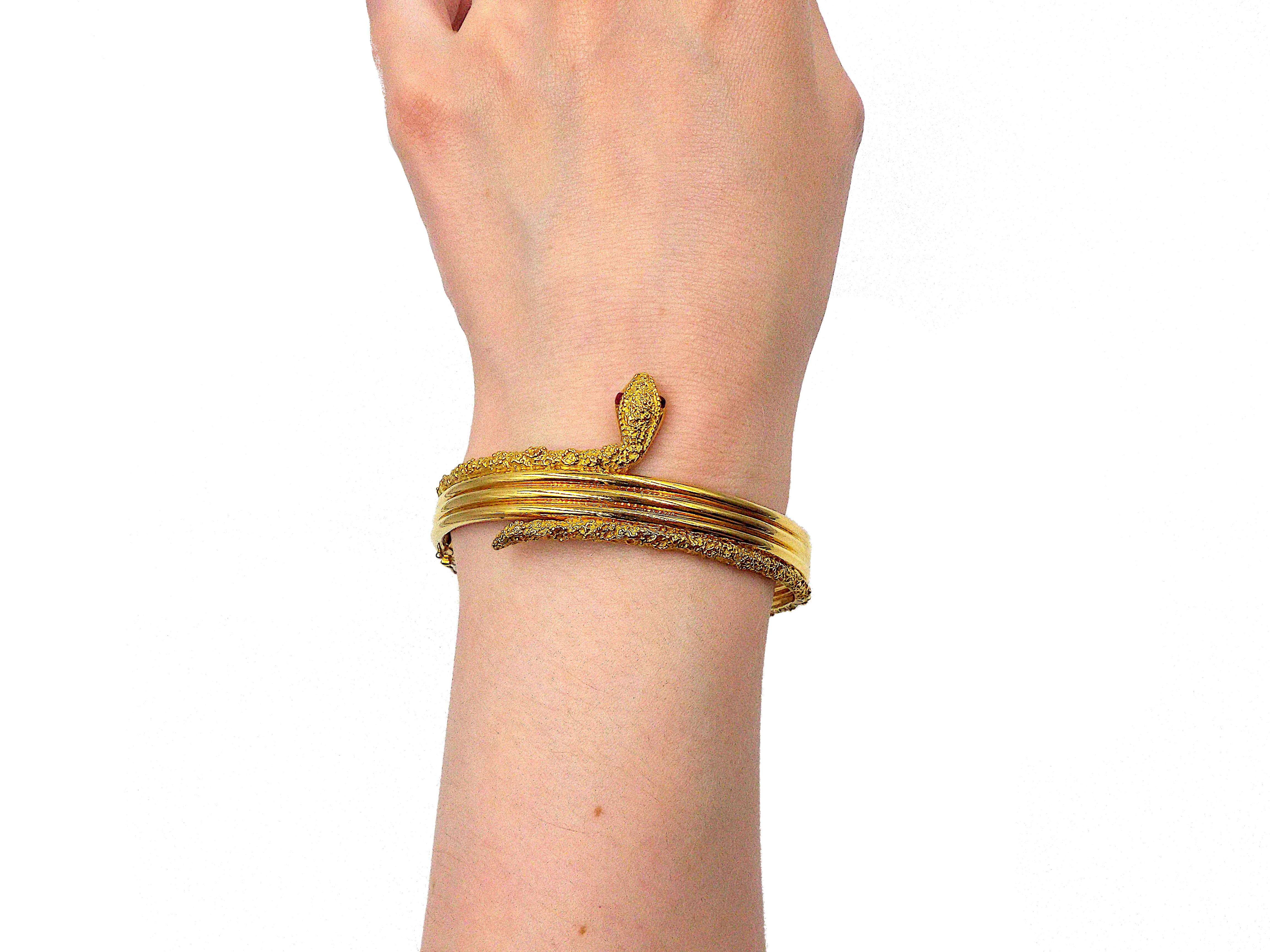 Van Cleef & Arpels Bracelet serpent en or jaune 18 carats et rubis, français en vente 3