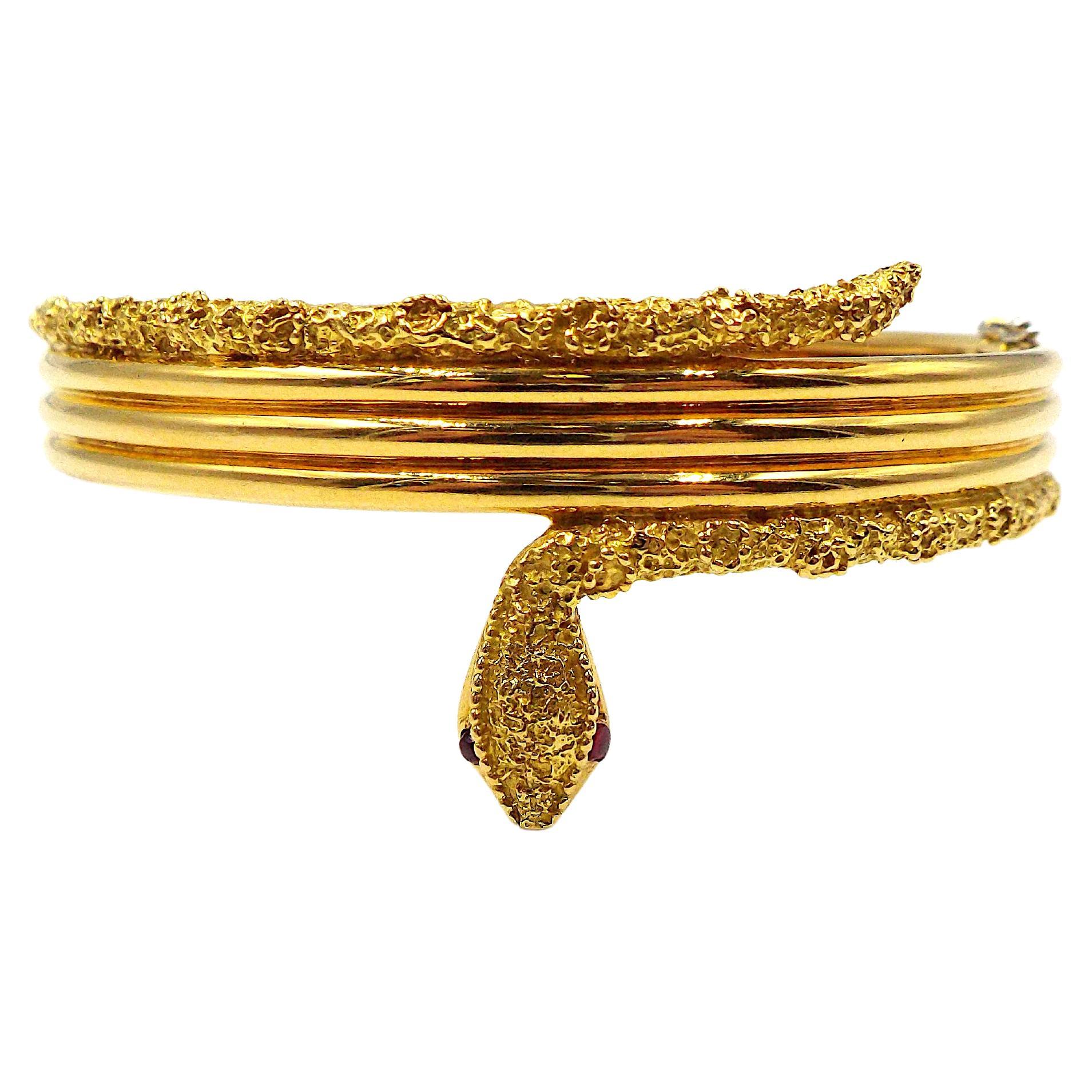 Van Cleef & Arpels Bracelet serpent en or jaune 18 carats et rubis, français en vente