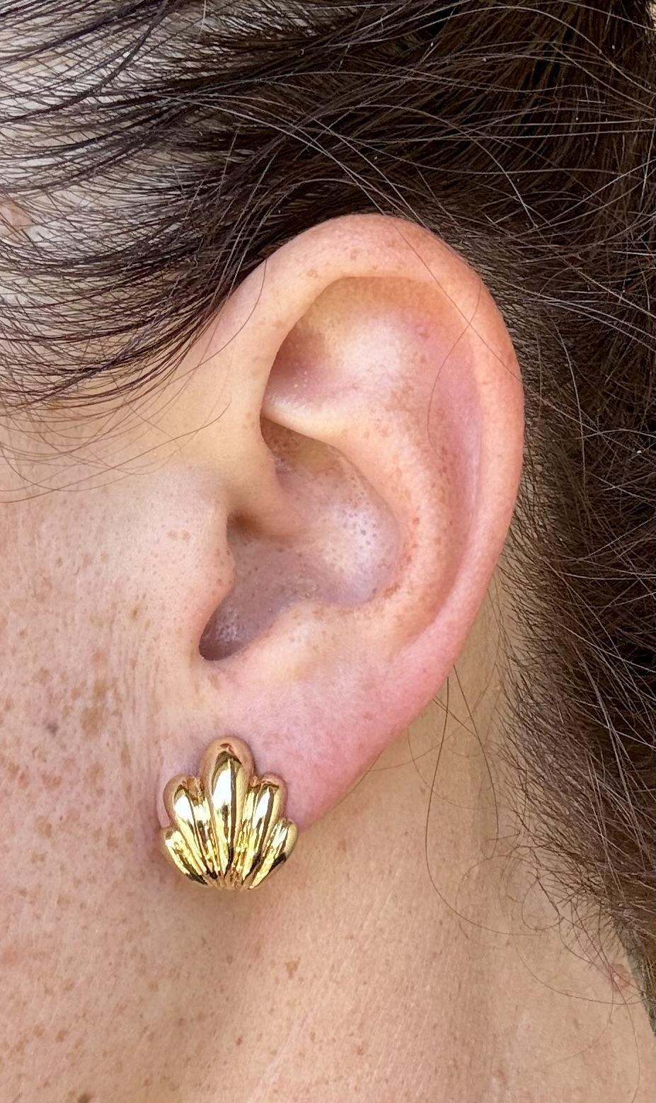 Orecchini Van Cleef & Arpels in oro giallo 18 carati con smerlo in vendita 6