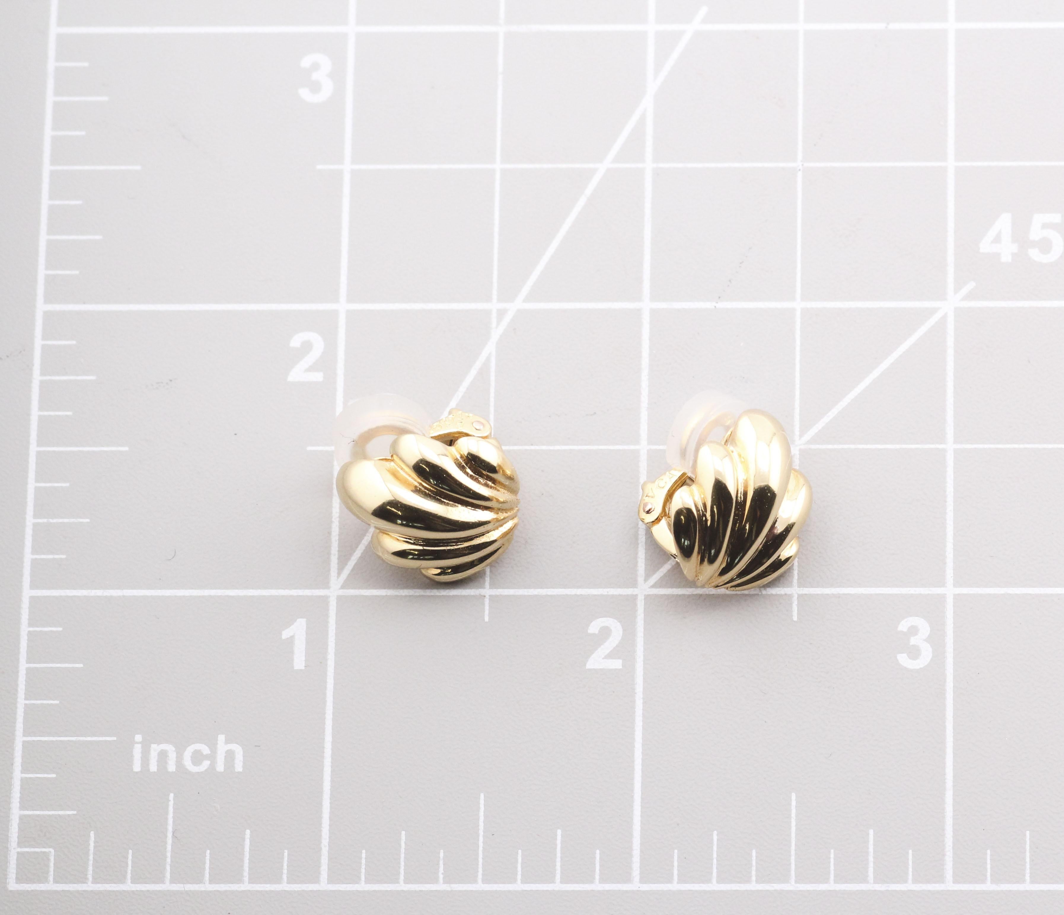Orecchini Van Cleef & Arpels in oro giallo 18 carati con smerlo in vendita 4