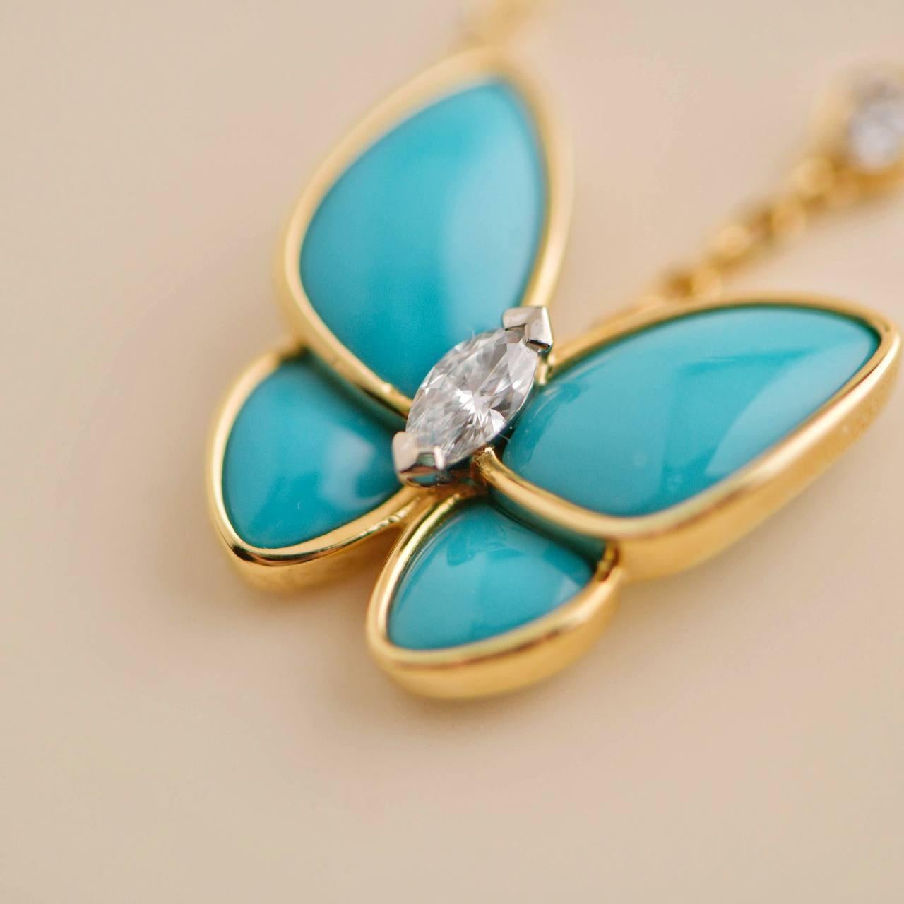Non taillé Van Cleef & Arpels Pendentif en or jaune 18 carats avec deux papillons et diamants en vente