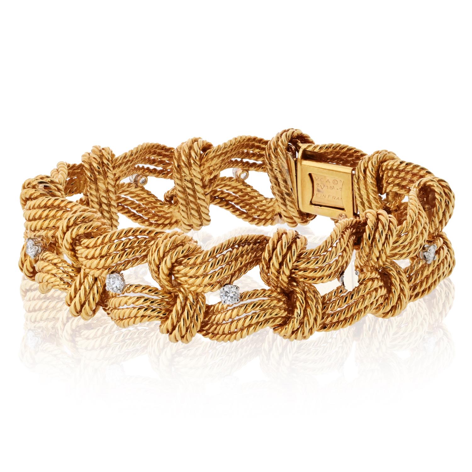 Véritable incarnation de la sophistication intemporelle, ce bracelet à diamants Twist Rope en or jaune 18K de Van Cleef & Arpels est une luxueuse célébration du langage stylistique emblématique de la Maison. Méticuleusement réalisé en or jaune 18