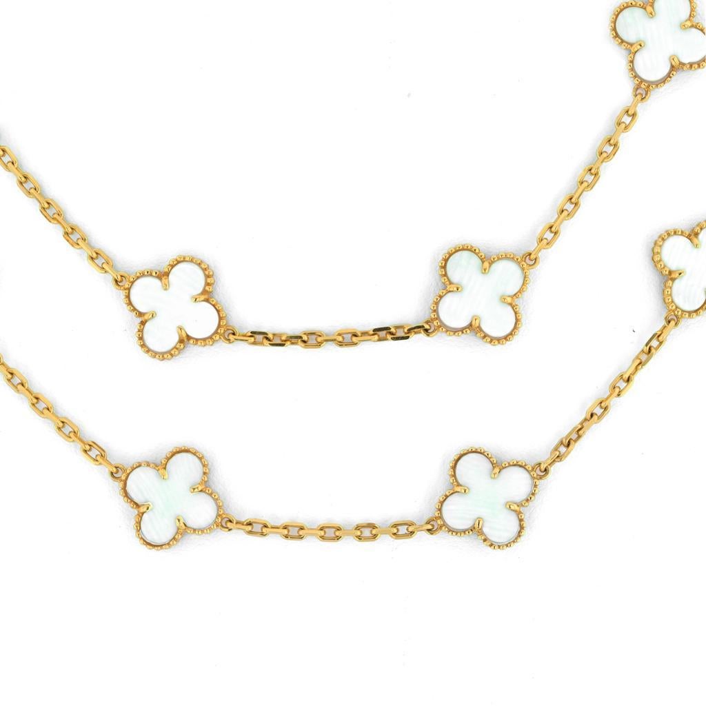 Van Cleef & Arpels 18K Gold Vintage White Coral 20 Motif Alhambra Chain Necklace. Circa 1985.

Avec une paperasserie accommodante.

Un très rare collier Alhmabra à 20 motifs en Corail Blanc, Van Cleef & Arpels.

L'un des modèles les plus populaires