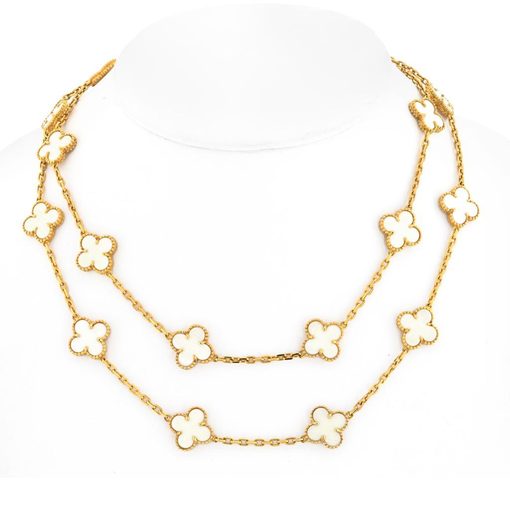 Van Cleef & Arpels 18K Yellow Gold Vintage 20 Motif Alhambra 1985 Coral Necklace In Excellent Condition For Sale In New York, NY