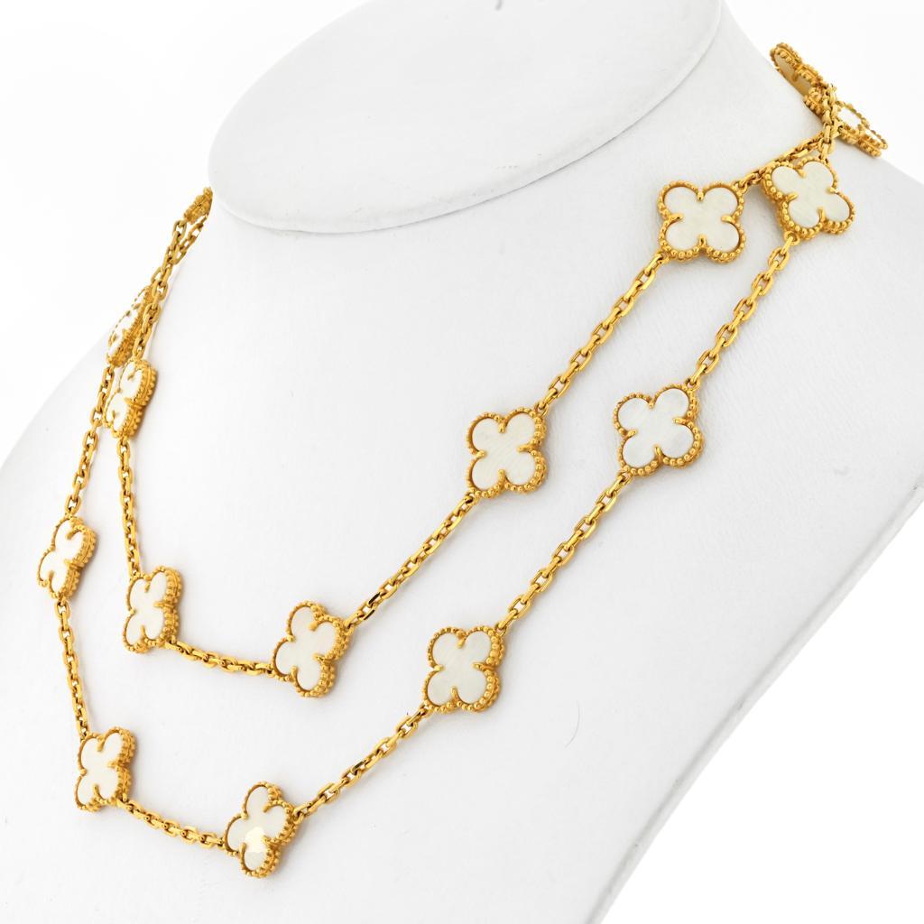 Van Cleef & Arpels 18 Karat Gelbgold Vintage 20 Motiv Alhambra 1985 Koralle Halskette (Gemischter Schliff) im Angebot