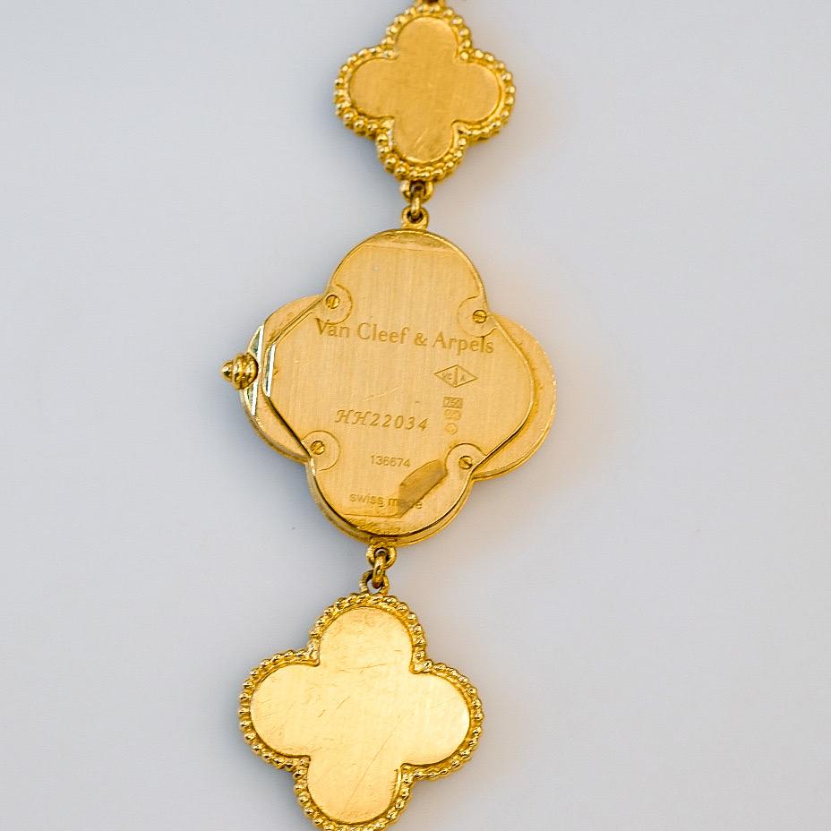 Moderne Van Cleef & Arpels Montre vintage Alhambra en or jaune 18 carats et onyx pour femmes