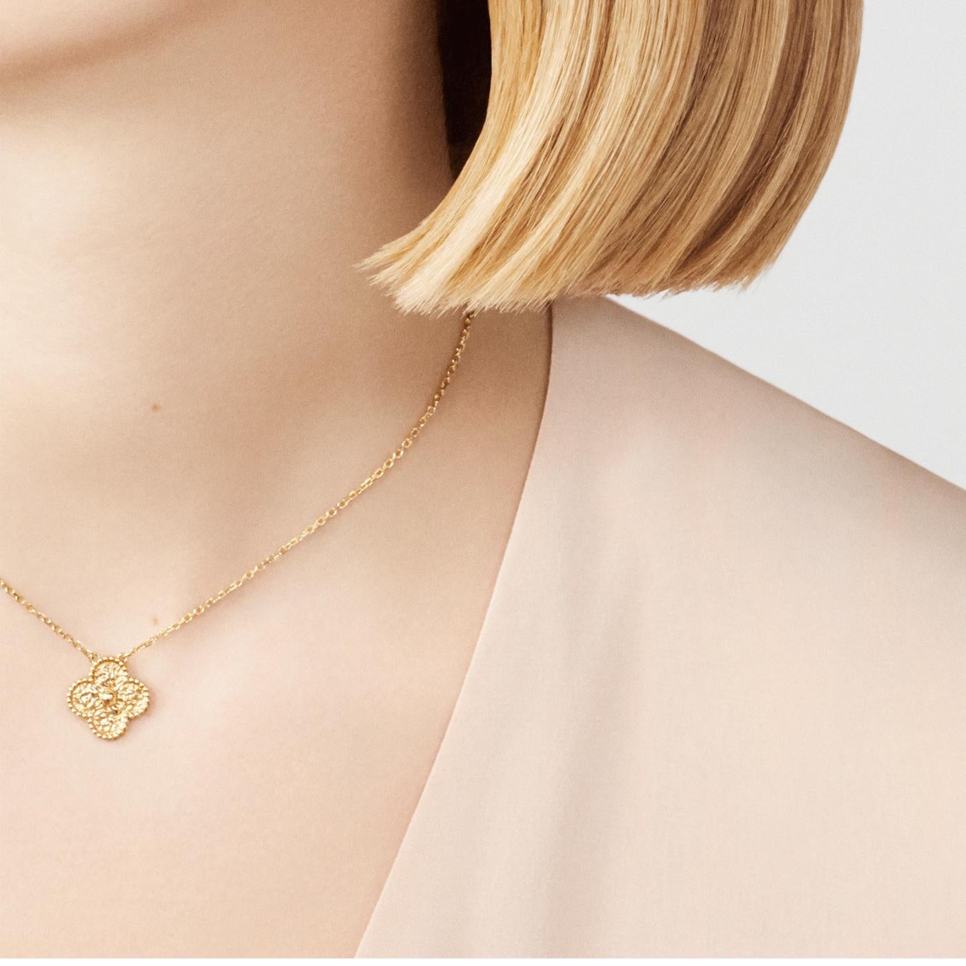 Van Cleef & Arpels: 18 Karat Gelbgold Vintage Alhambra-Halskette mit Anhänger (Modernistisch)