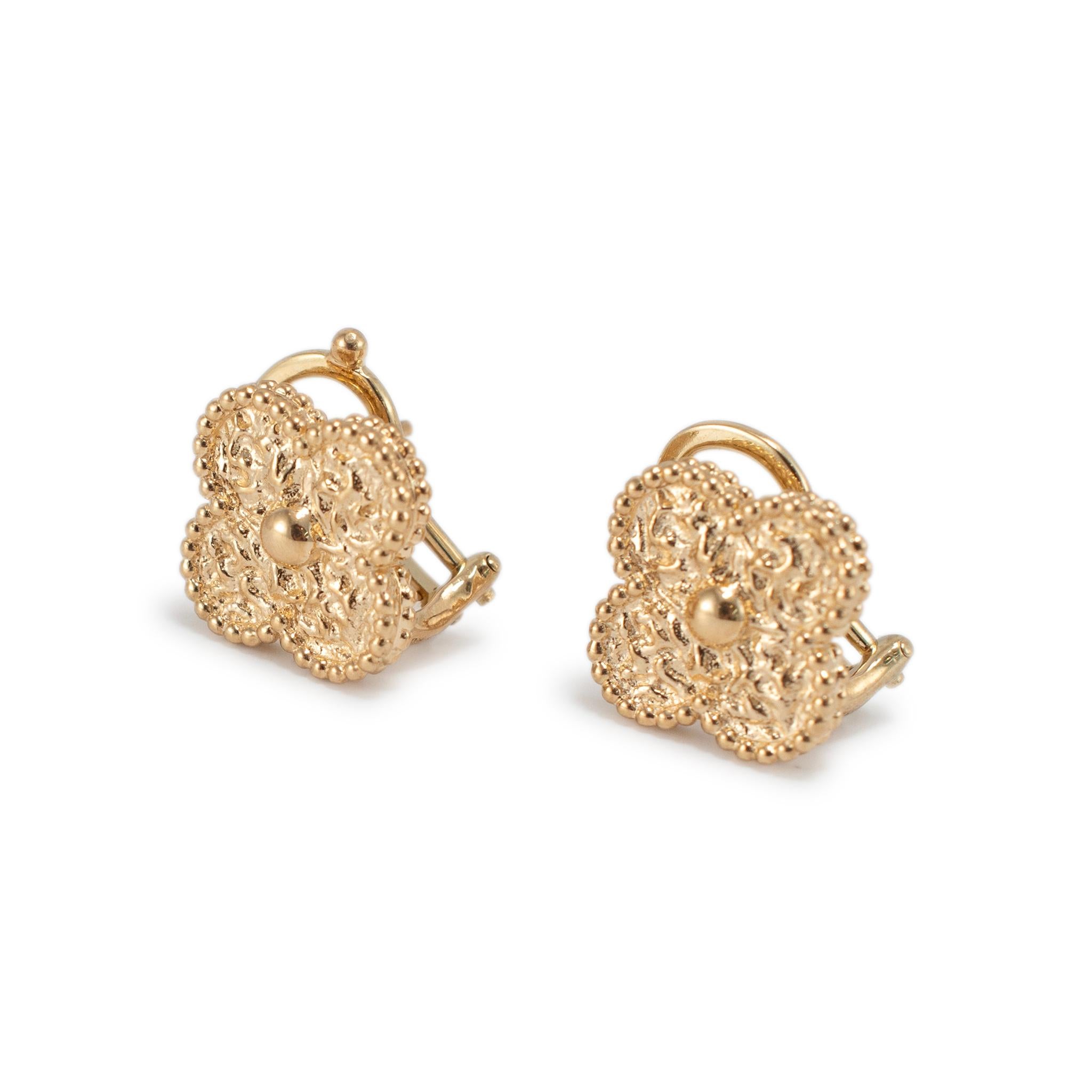 Marke: Van Cleef & Arpels 

Geschlecht: Damen

Metall Typ: 18K Gelbgold

Länge: 14,60 mm 

Breite: 14,60 mm

Gewicht: 9,97 Gramm

Ein Paar Damen-Ohrstecker aus 18 Karat Gelbgold. Das Metall wurde getestet und es wurde festgestellt, dass es sich um
