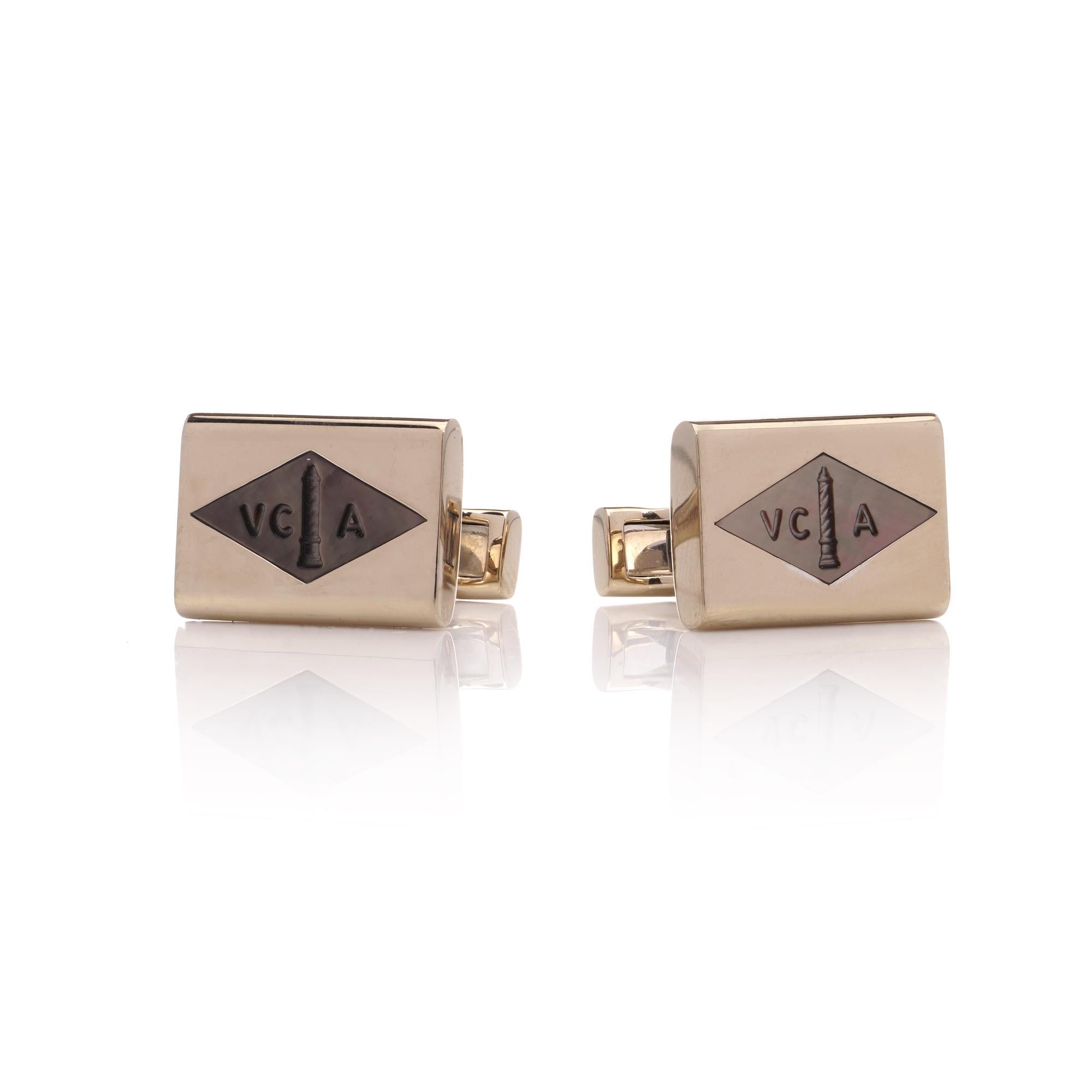 Van Cleef & Arpels coppia di gemelli in oro 18kt con madreperla.

I gemelli sono realizzati in oro 18kt con intarsi in madreperla e maglia rettangolare con logo VCA e sono stati numerati.

Viene fornito in una custodia da viaggio VCA.

Designer :