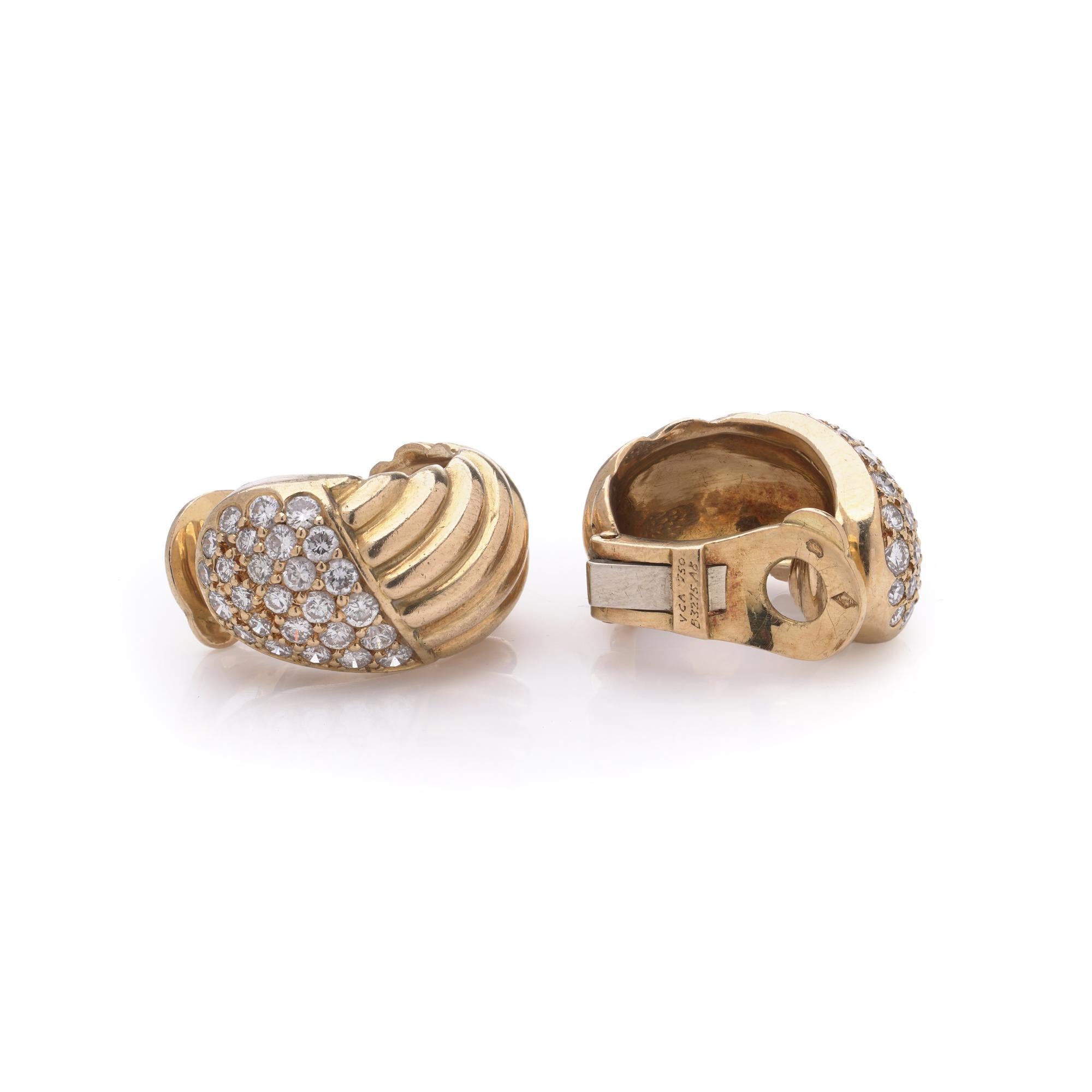 Donna Van Cleef & Arpels - Orecchini a clip con diamanti in oro giallo 18kt, anni '70-'80 in vendita