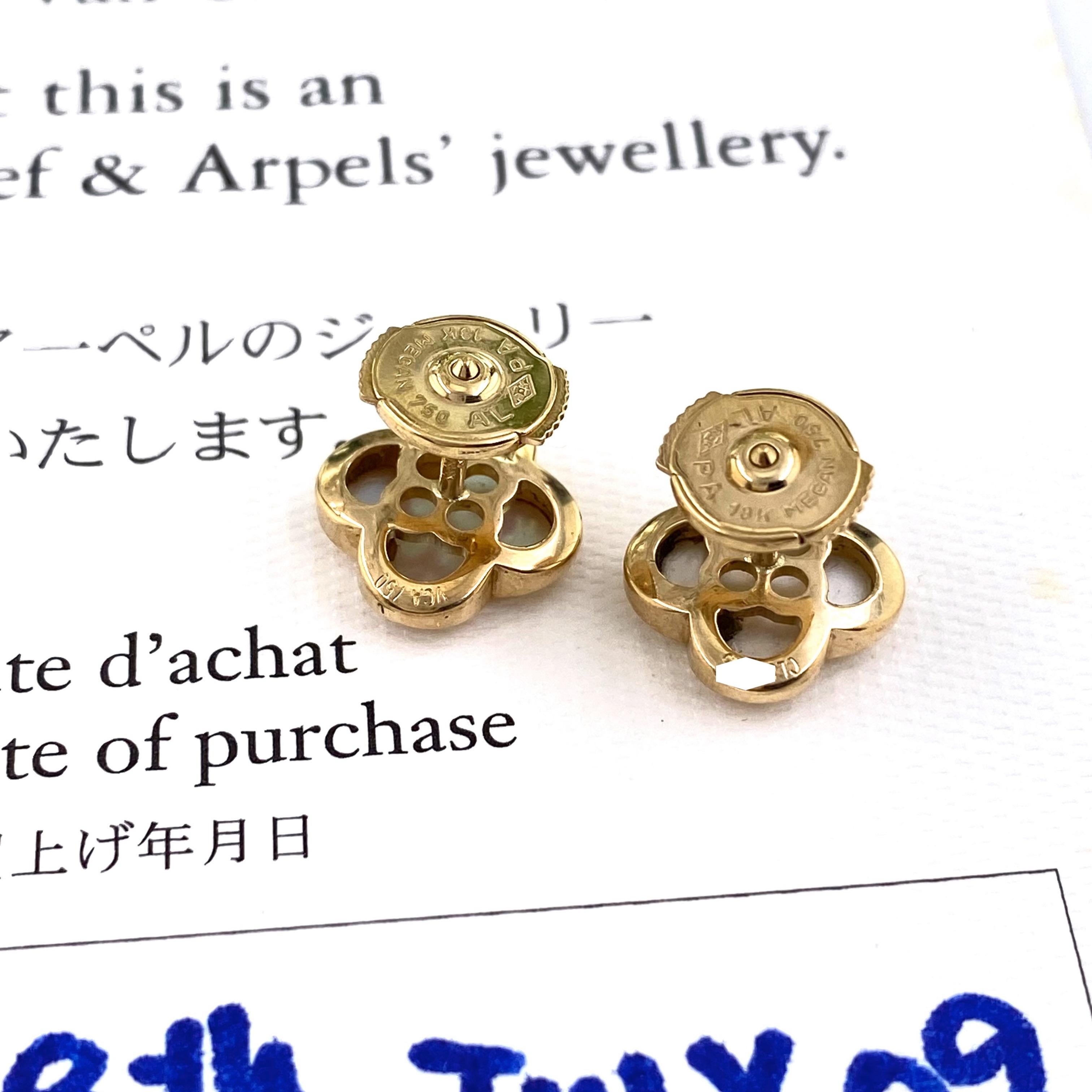Van Cleef & Arpels: 18 Karat Gelbgold Perlmutt reine Alhambra-Ohrstecker COA im Zustand „Hervorragend“ in San Diego, CA