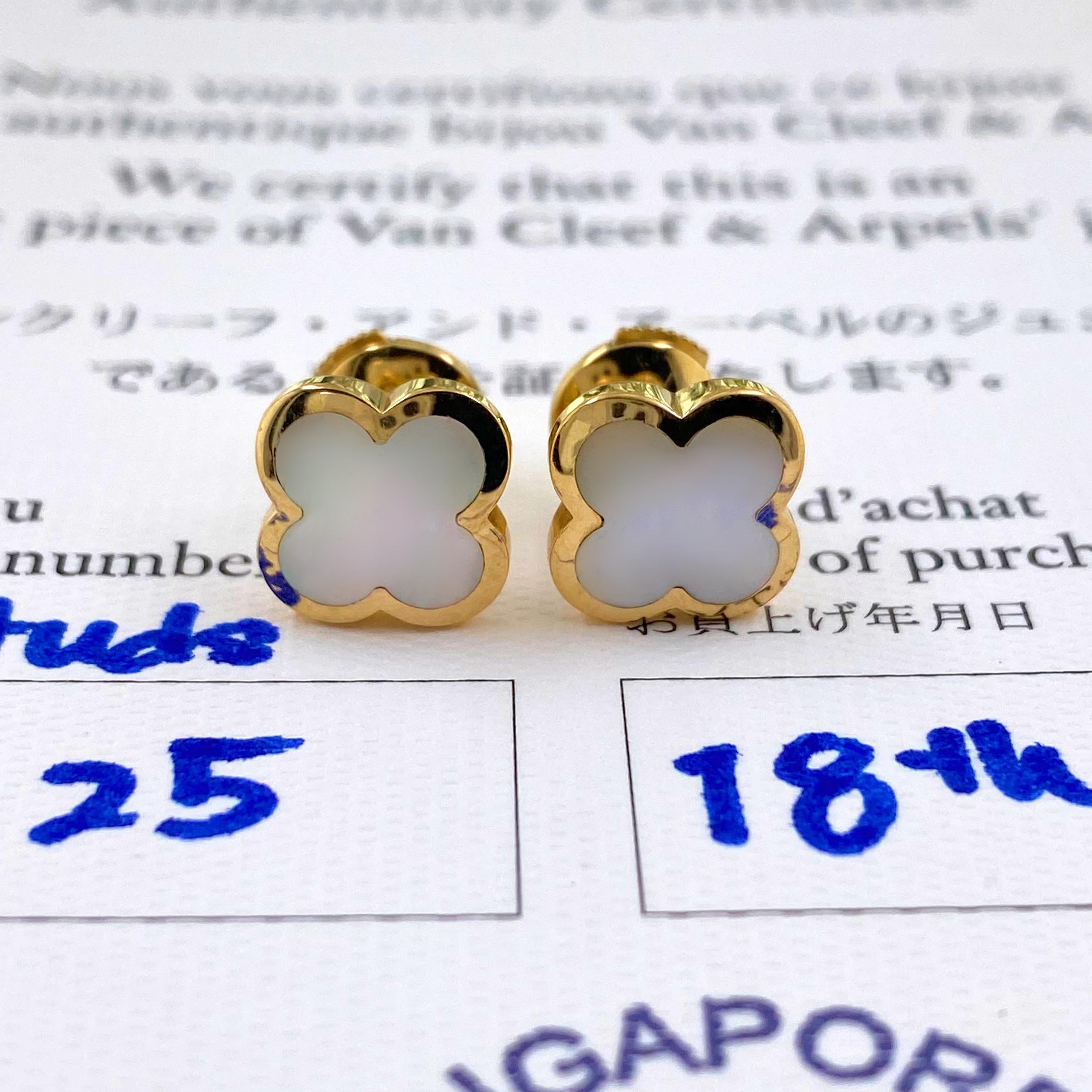 Van Cleef & Arpels: 18 Karat Gelbgold Perlmutt reine Alhambra-Ohrstecker COA für Damen oder Herren