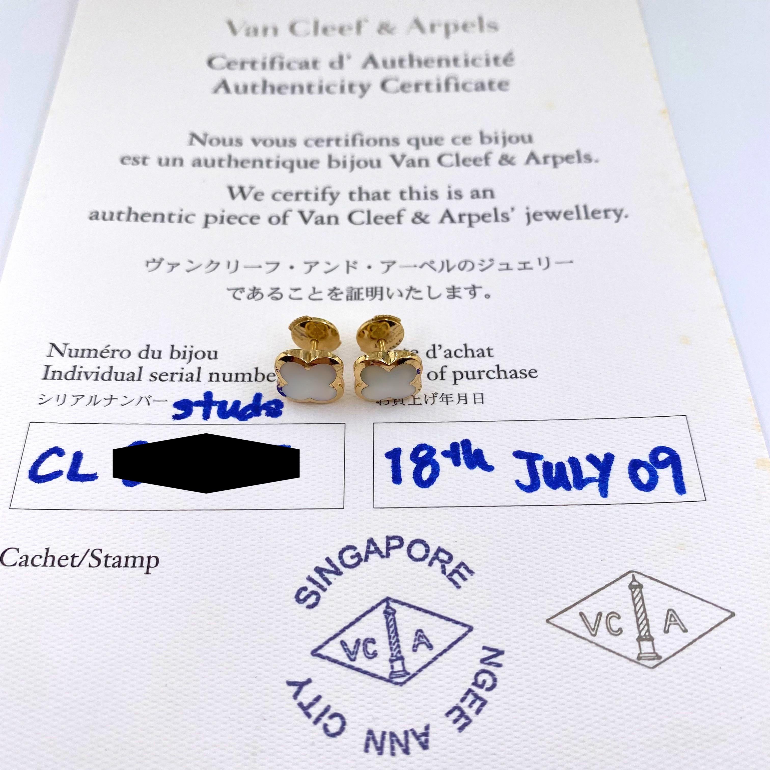 Van Cleef & Arpels: 18 Karat Gelbgold Perlmutt reine Alhambra-Ohrstecker COA 4