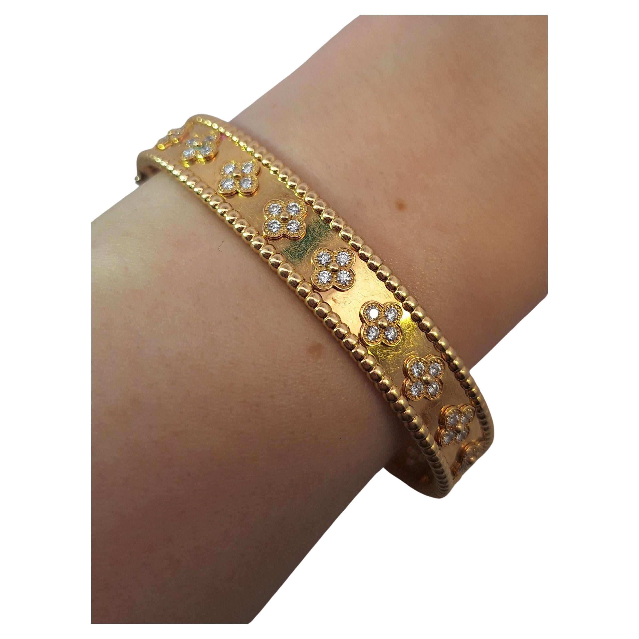 Van Cleef & Arpels, bracelet jonc Perlee en or jaune 18 carats avec diamants, taille moyenne