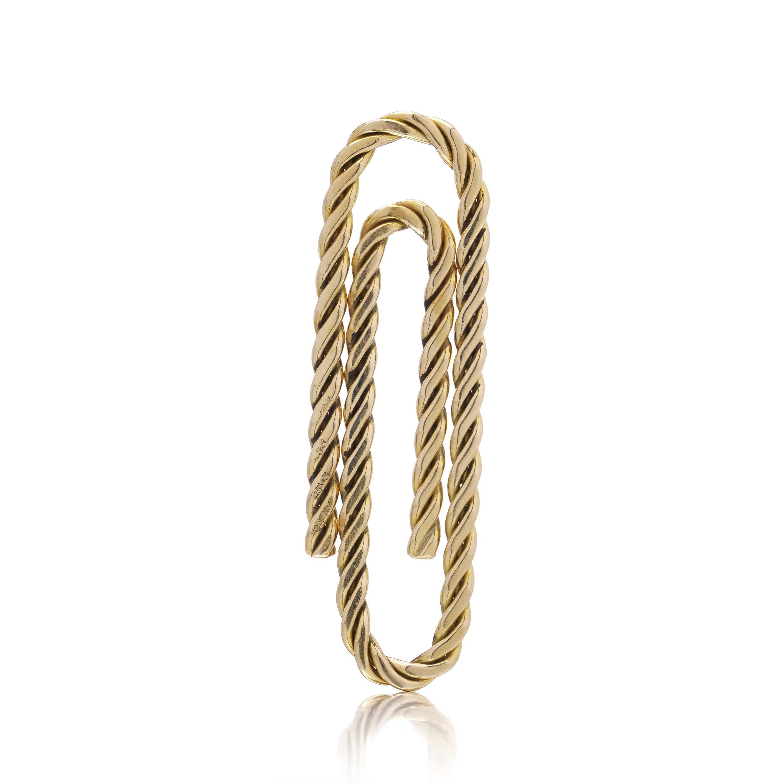 An elegant and finely crafted money clip by Van Cleef & Arpels, designed in the form of a stylised twisted rope paper clip. Crafted in rich 18 karat yellow gold, this piece features a bold sculptural silhouette, highly polished to accentuate its