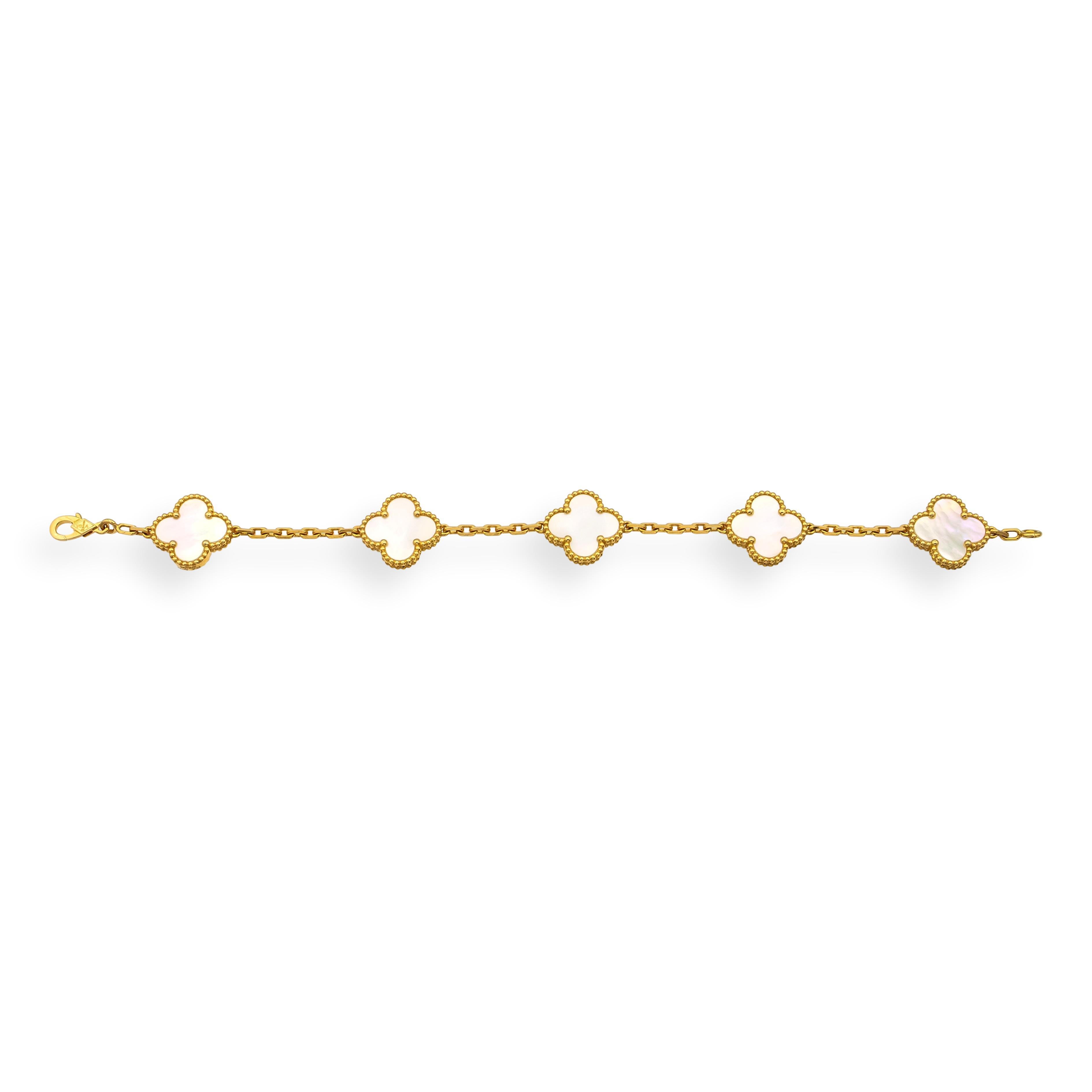 Cet authentique bracelet Alhambra de Van Cleef & Arpels présente cinq motifs emblématiques en nacre, sertis dans de l'or jaune 18 carats. Récemment révisé et raccourci par VCA à 7 pouces ; comprend les maillons originaux enlevés. VCA peut le