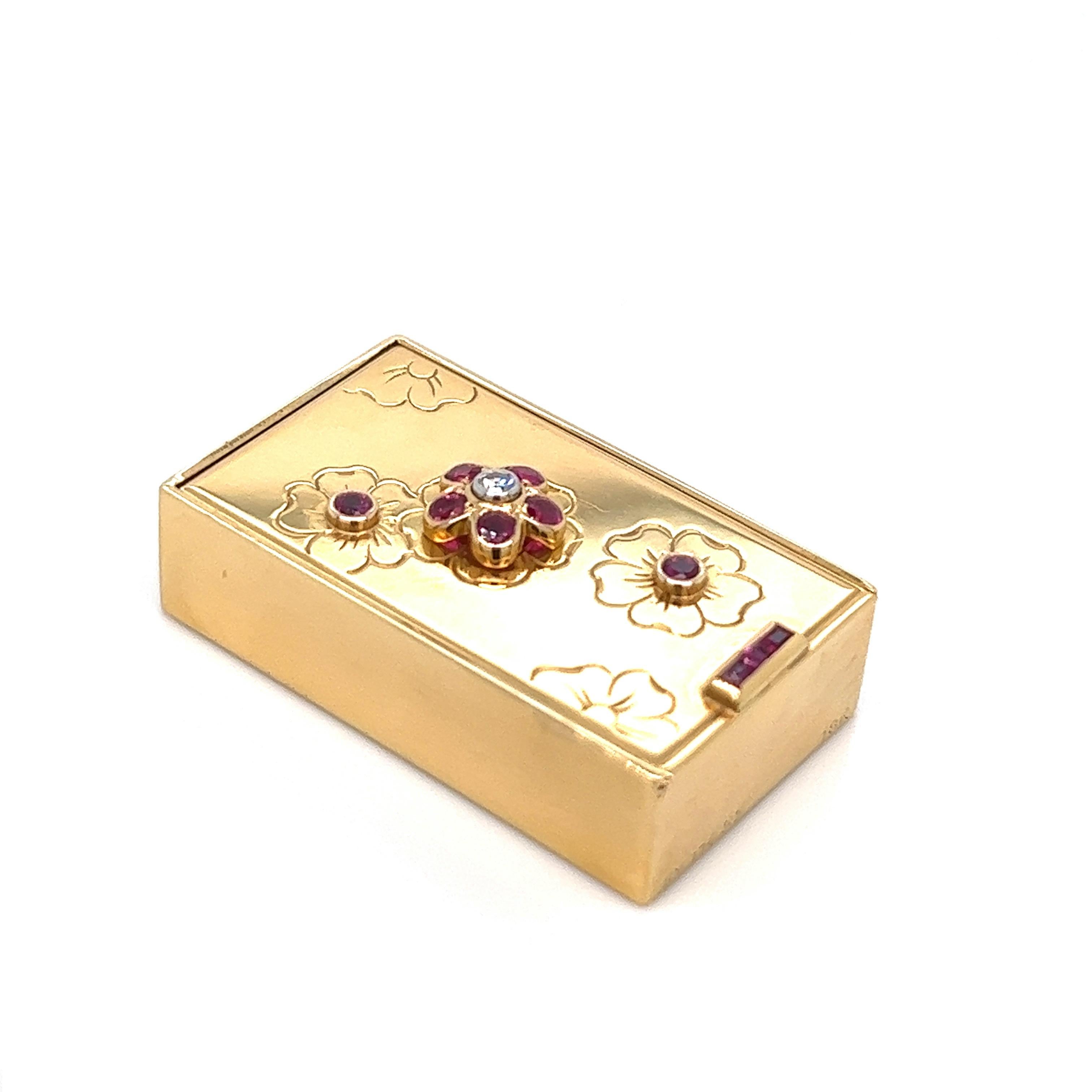 Van Cleef & Arpels gold travel clock, circa 1940s

18 karat yellow gold; marked Van Cleef & Arpels

Dimensions: length 3.3 cm, width 1.9 cm, depth 0.85 cm 
Total weight: 32.7 grams 

Comes with its own case 

Please note that it is not guaranteed