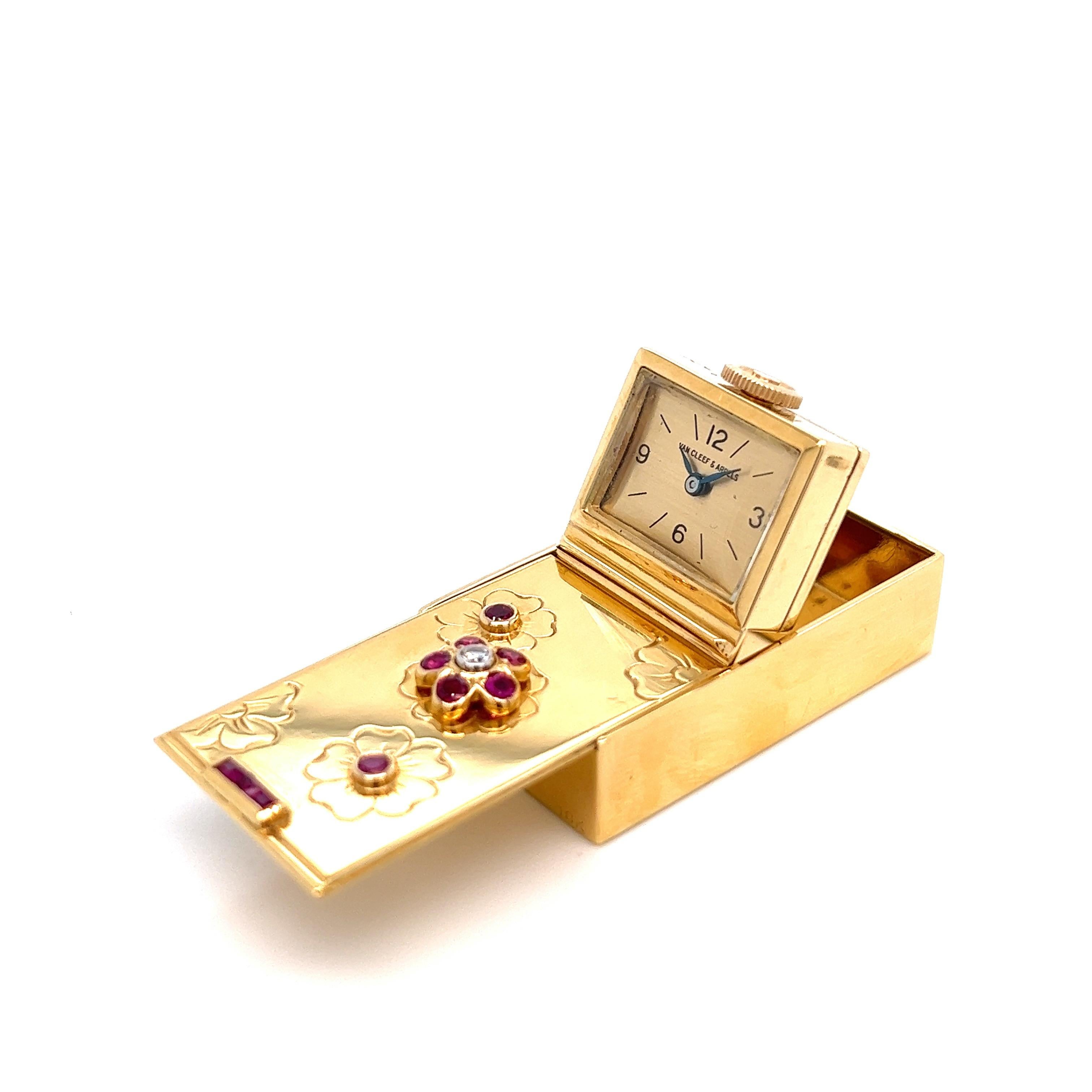 Van Cleef & Arpels 1940s Gold Travel Clock In Excellent Condition For Sale In New York, NY