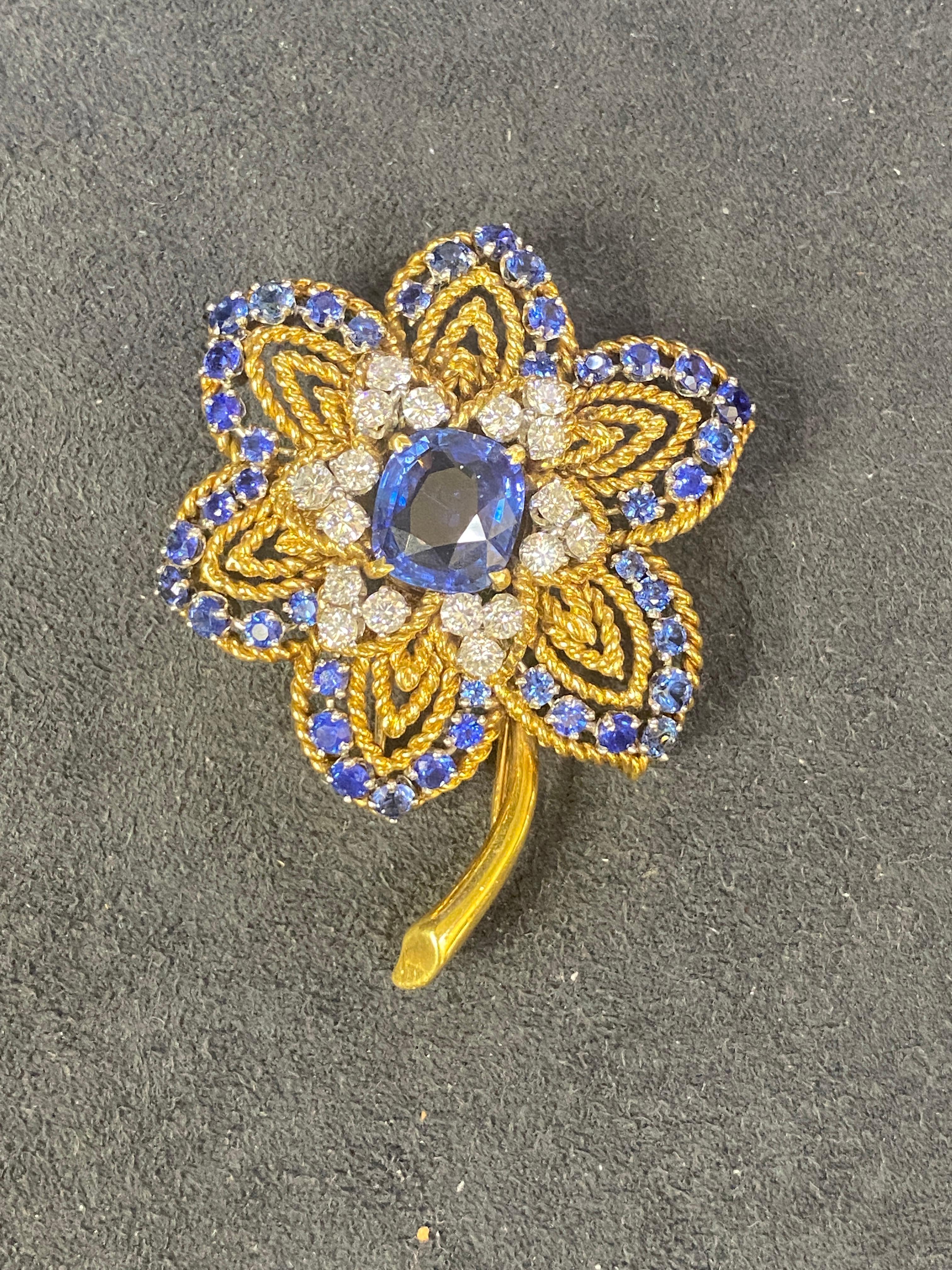 Contemporary Van Cleef & Arpels 1960s 18 carat gold sapphire and diamond flower brooch For Sale