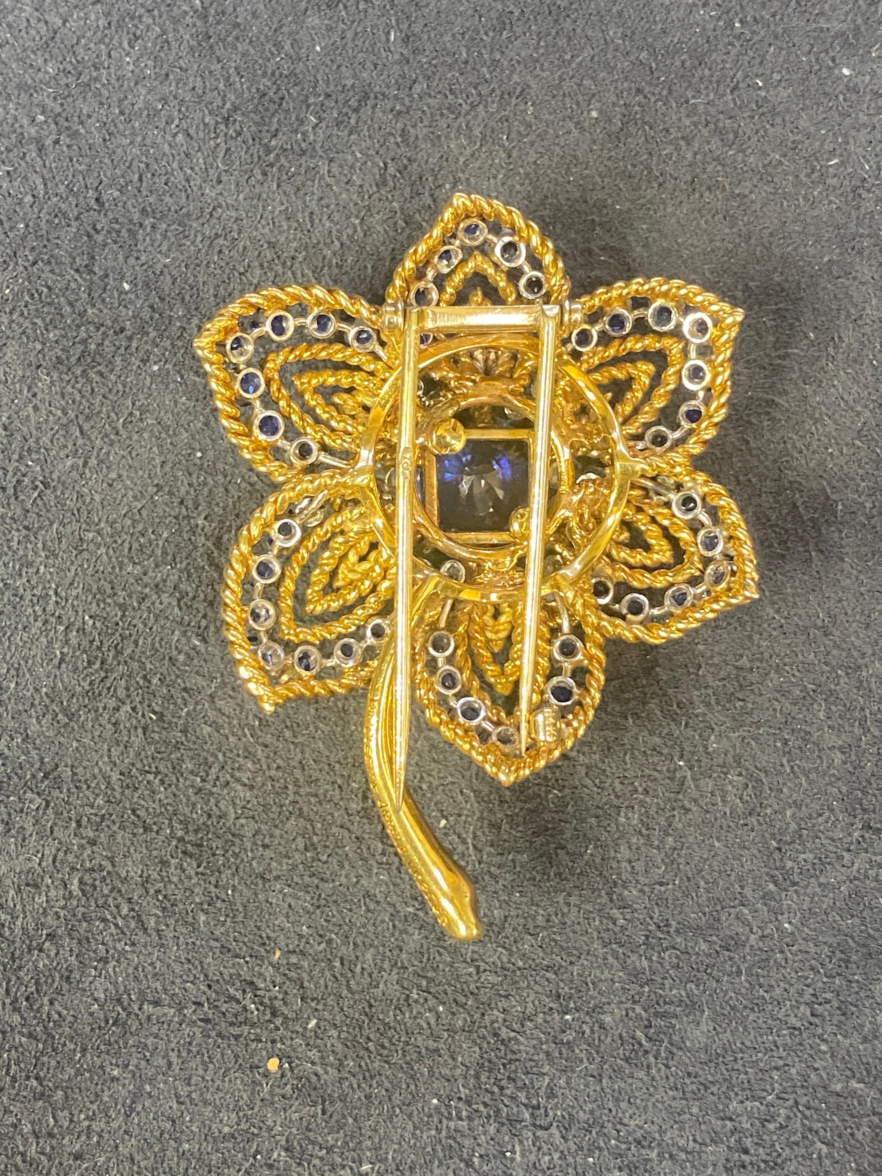 Round Cut Van Cleef & Arpels 1960s 18 carat gold sapphire and diamond flower brooch For Sale