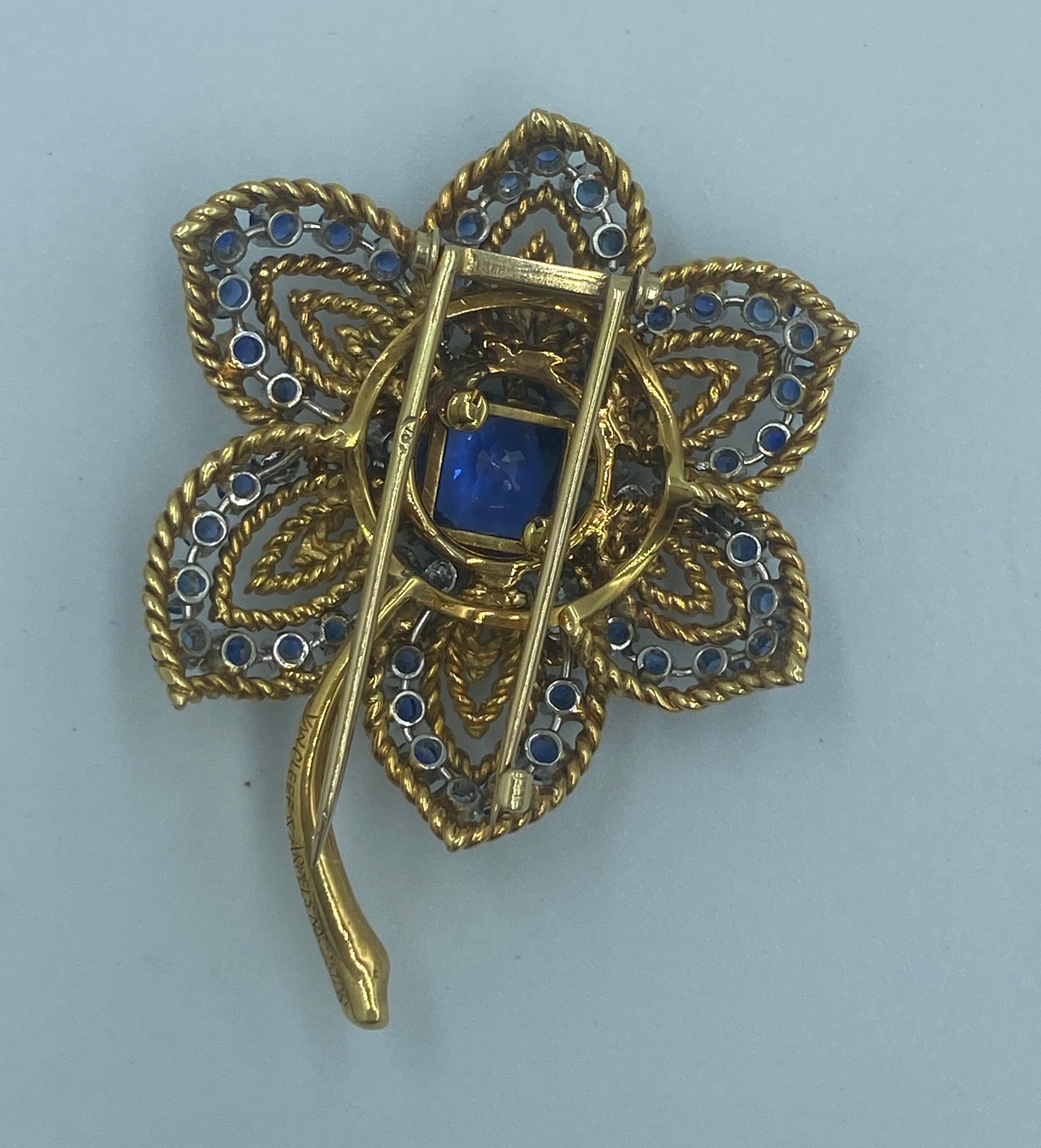 Van Cleef & Arpels 1960s 18 carat gold sapphire and diamond flower brooch For Sale 2