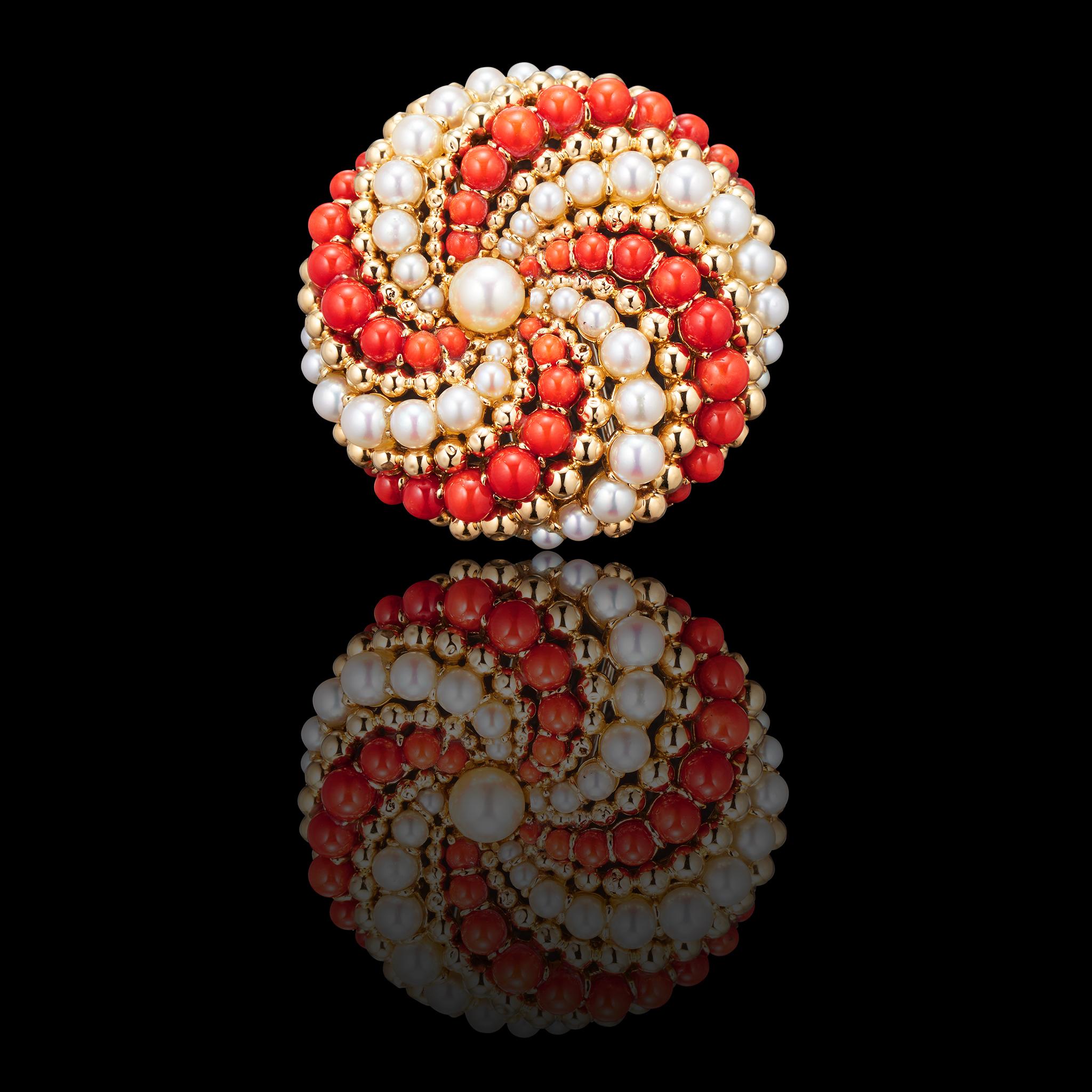 Van Cleef & Arpels 1960s Brooch-Pendant Coral, Pearls and 18 Karat Gold In Excellent Condition For Sale In London, GB
