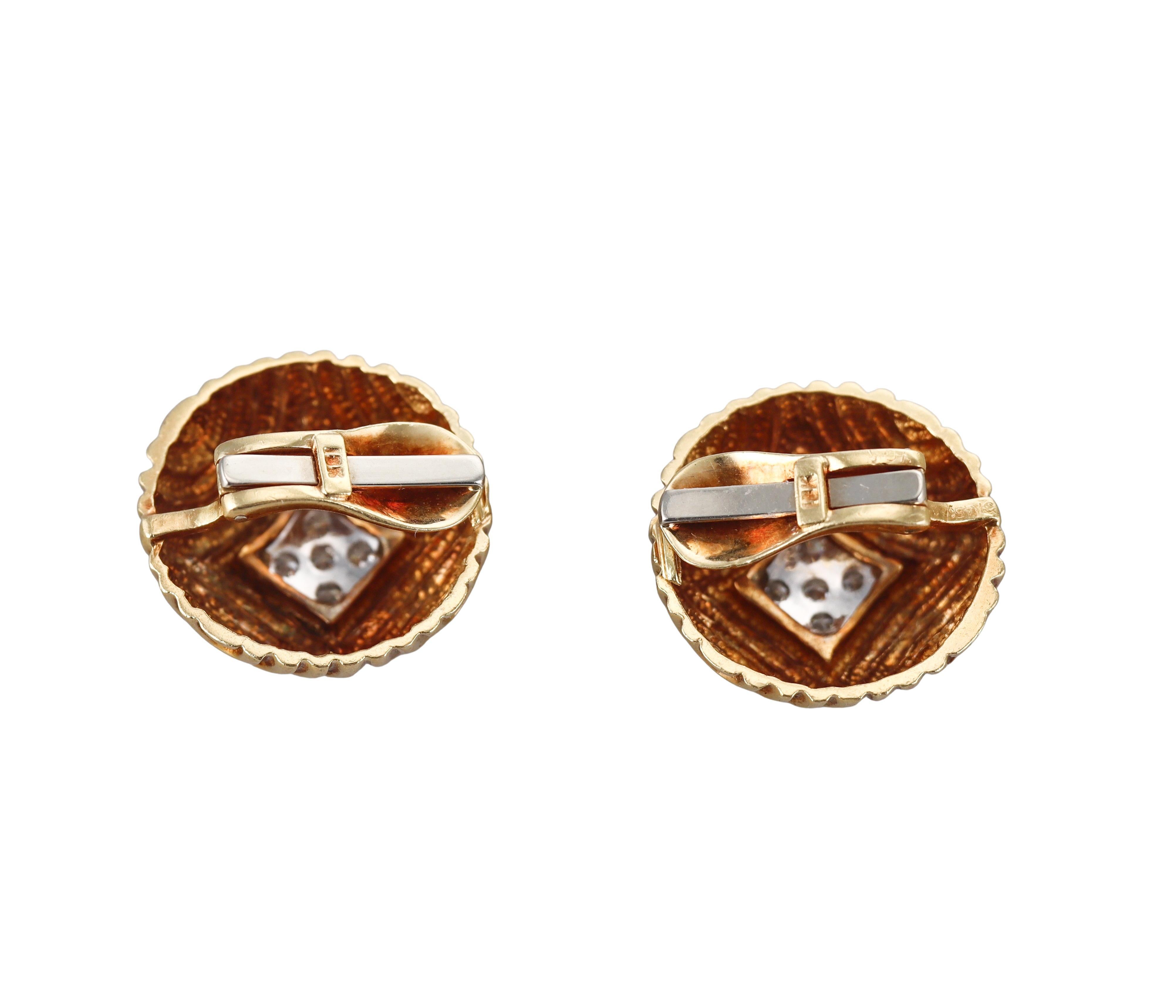 Paire de boucles d'oreilles vintage, circa 1960, Van Cleef & Arpels, en or jaune 18k, avec environ 0.60ctw G/VS diamants.
Les boucles d'oreilles mesurent 22 mm de diamètre.
Marqué : 18k, VCA.
Poids - 23,3 grammes.
