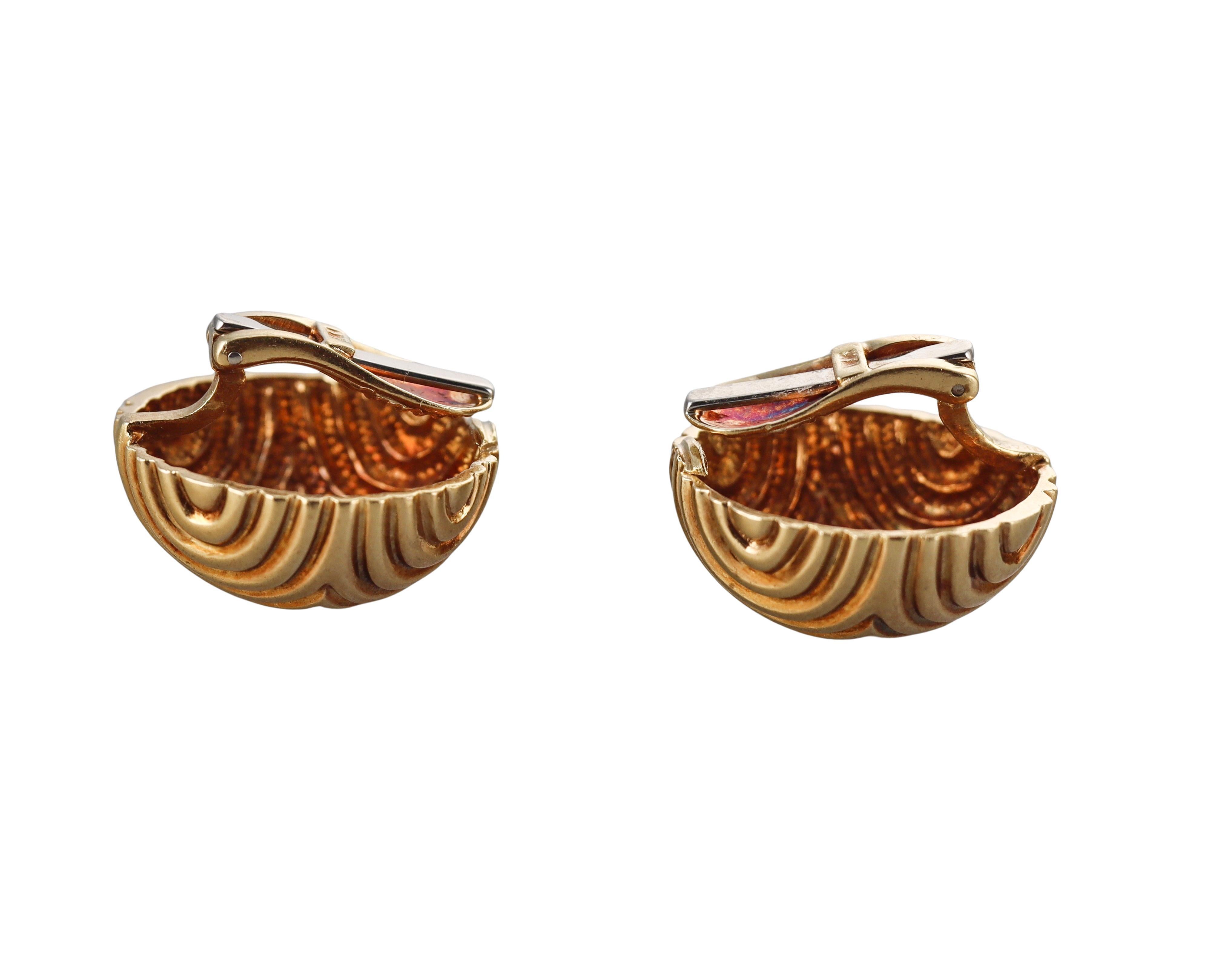 Van Cleef & Arpels Boucles d'oreilles boutons en or 18k et diamants des années 1960 Excellent état - En vente à New York, NY