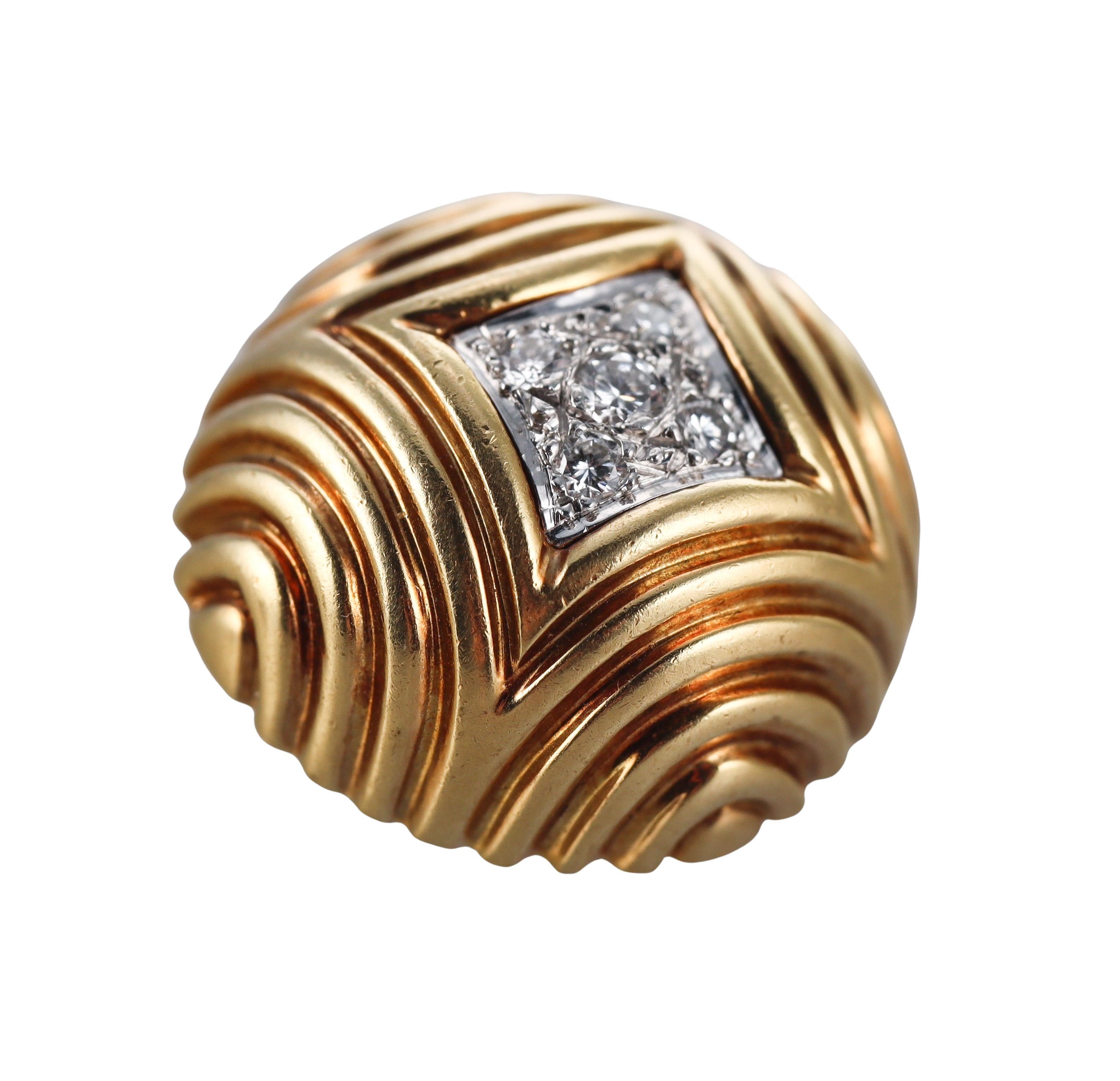 Van Cleef & Arpels Boucles d'oreilles boutons en or 18k et diamants des années 1960 Unisexe en vente