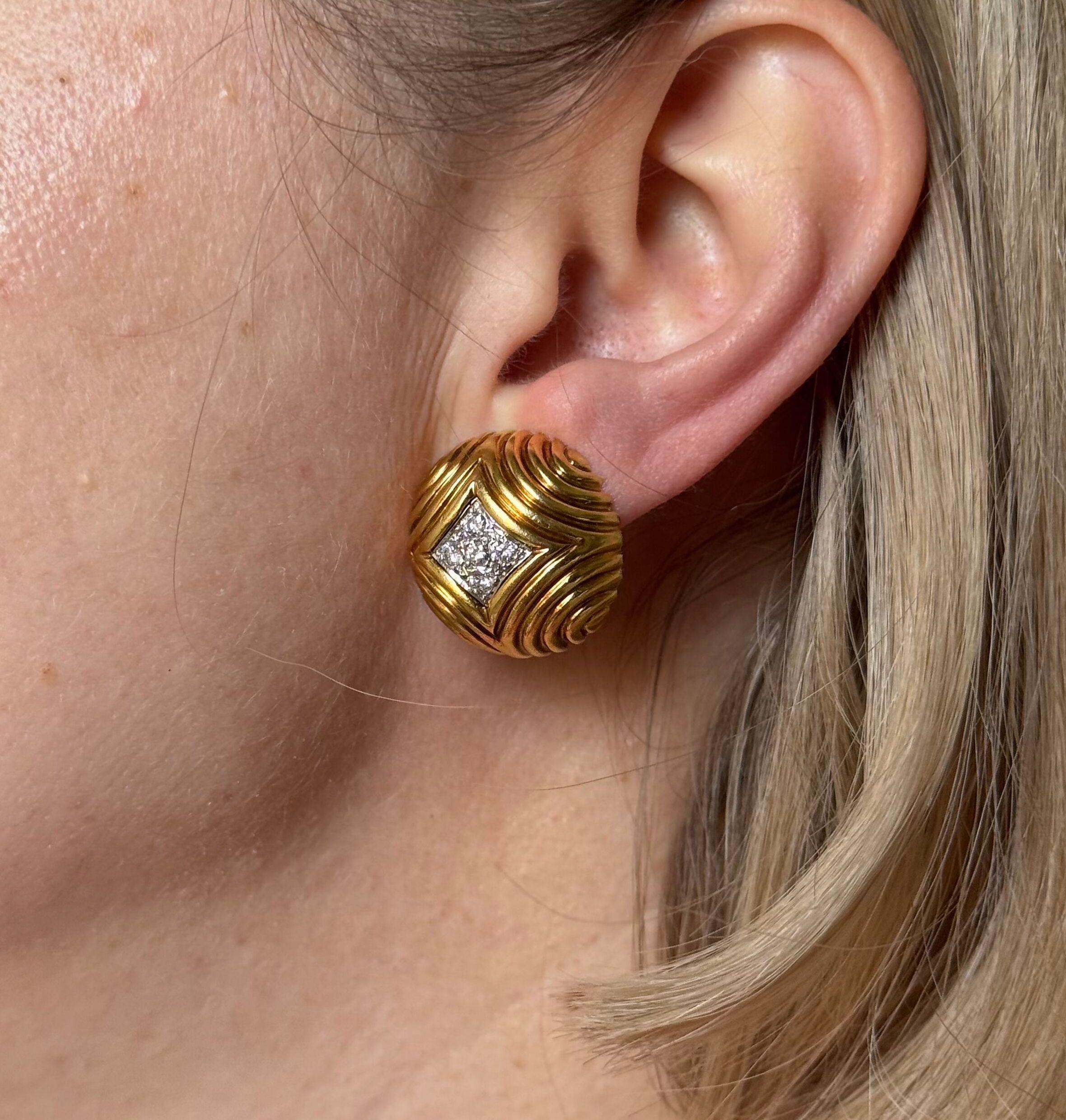 Van Cleef & Arpels Boucles d'oreilles boutons en or 18k et diamants des années 1960 en vente 1