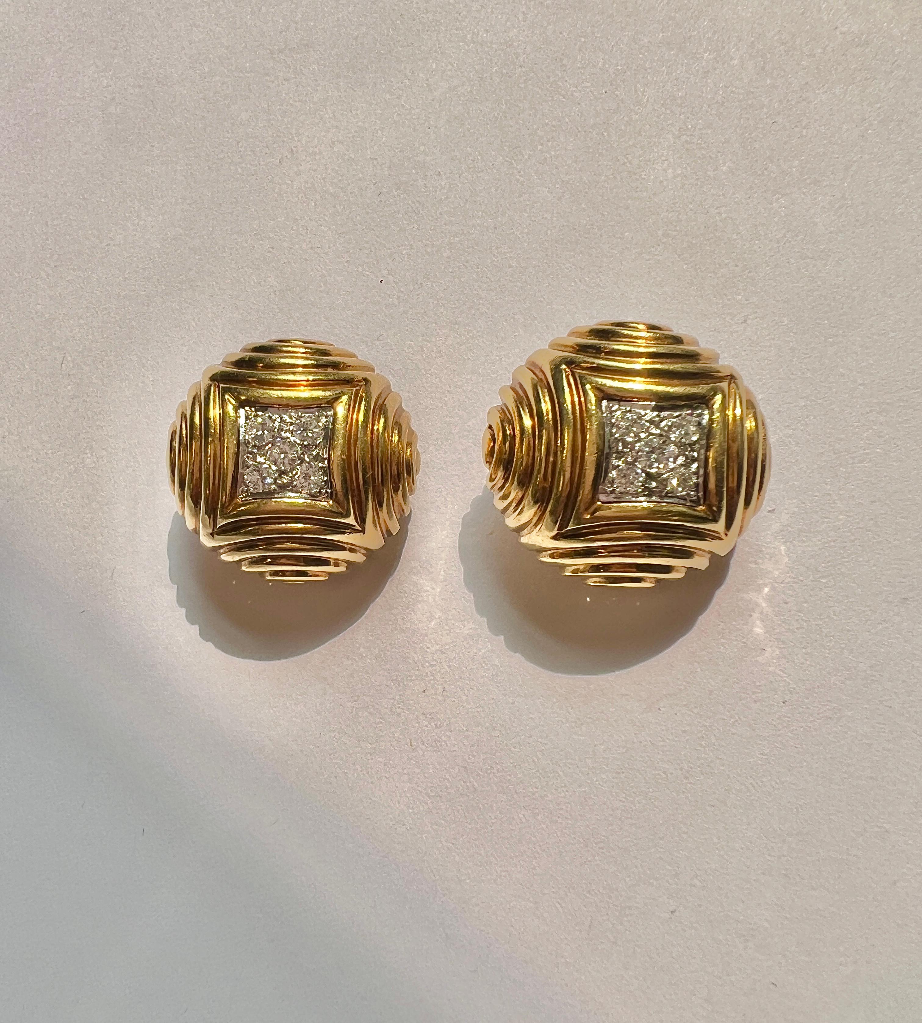 Van Cleef & Arpels Boucles d'oreilles boutons en or 18k et diamants des années 1960 en vente 2