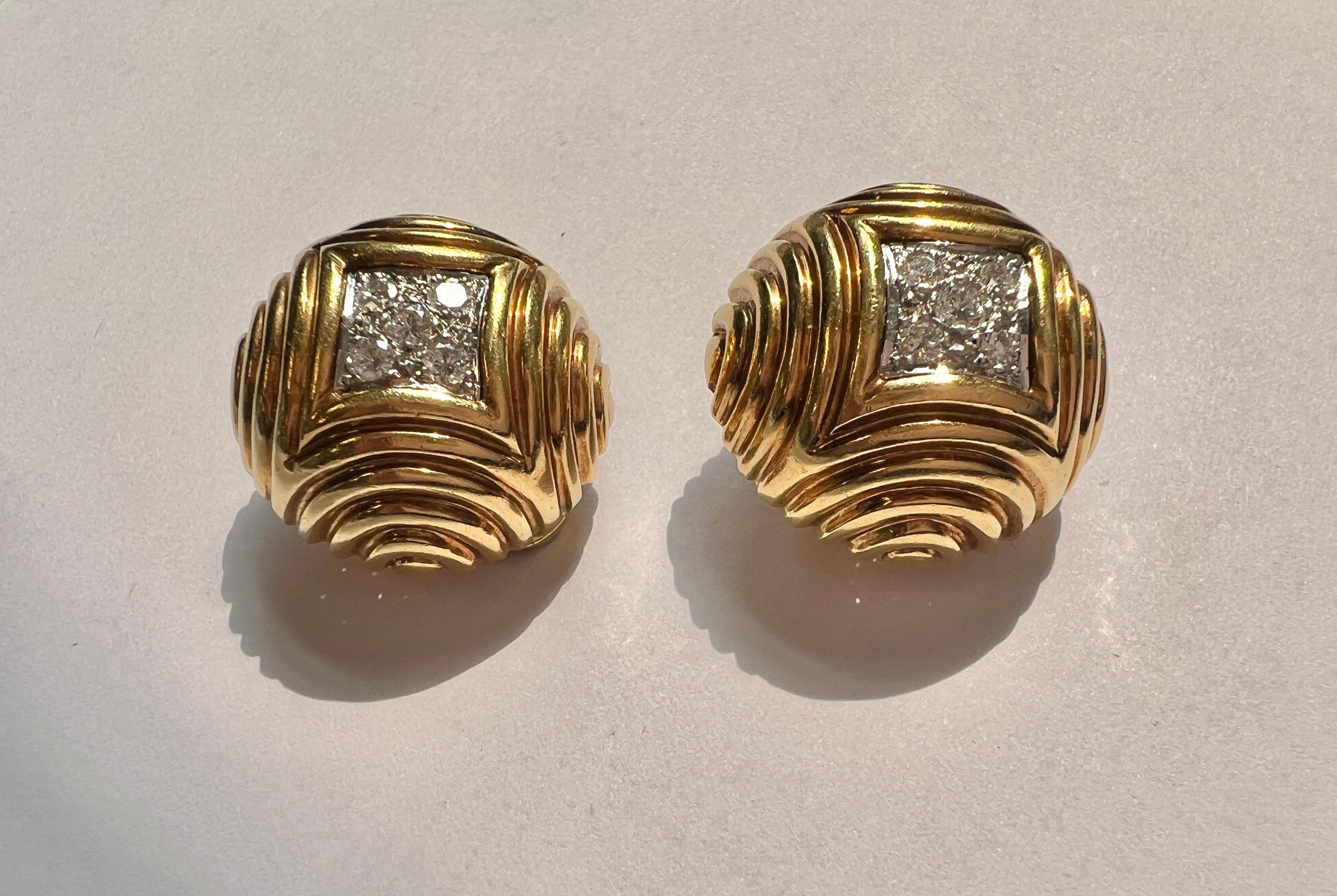 Van Cleef & Arpels Boucles d'oreilles boutons en or 18k et diamants des années 1960 en vente 3