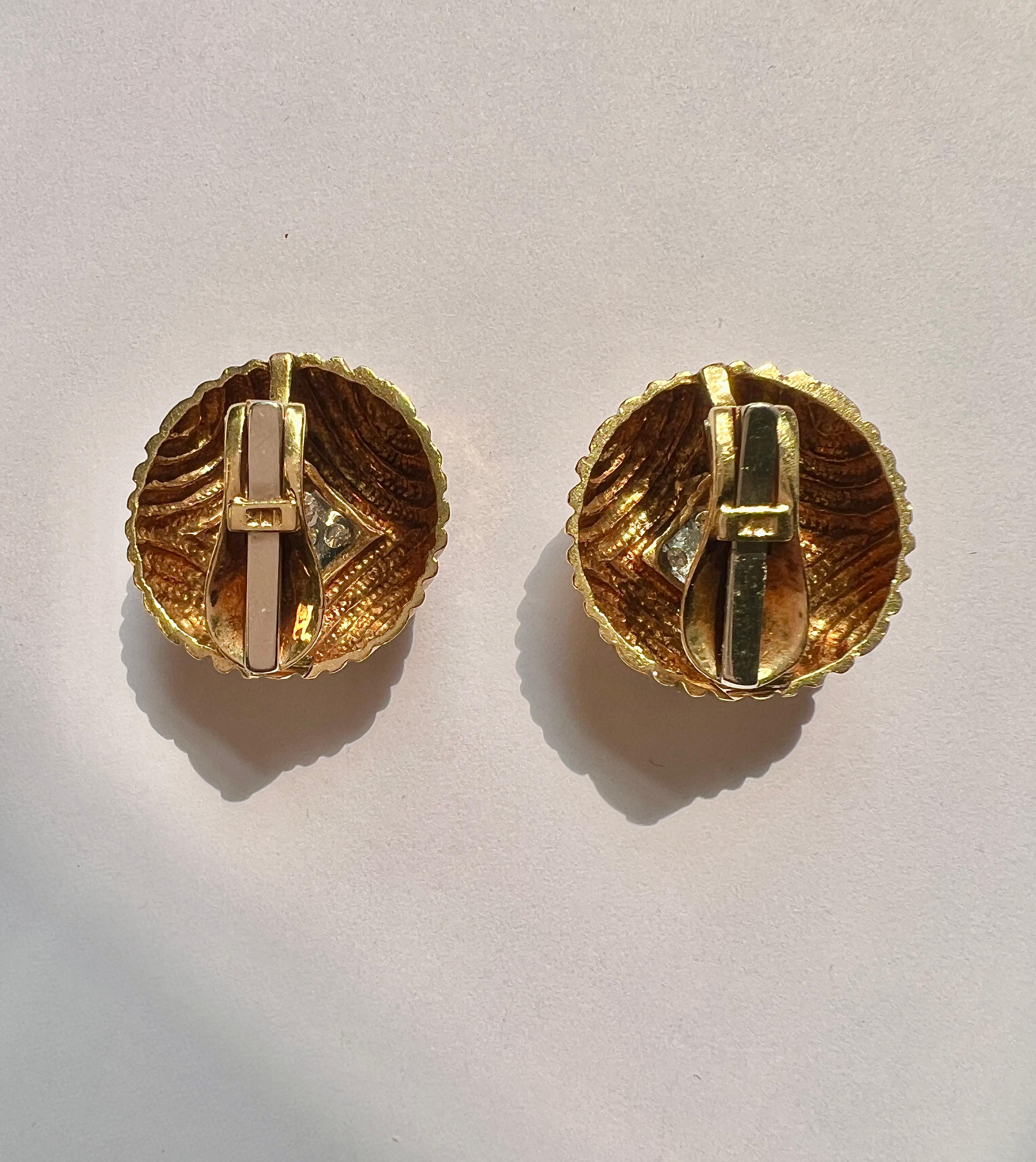 Van Cleef & Arpels Boucles d'oreilles boutons en or 18k et diamants des années 1960 en vente 4